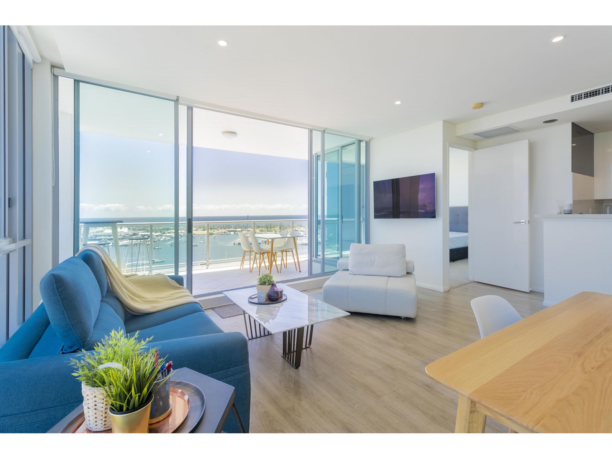 Corner North East Apartment With Panoramic Views From Every Room