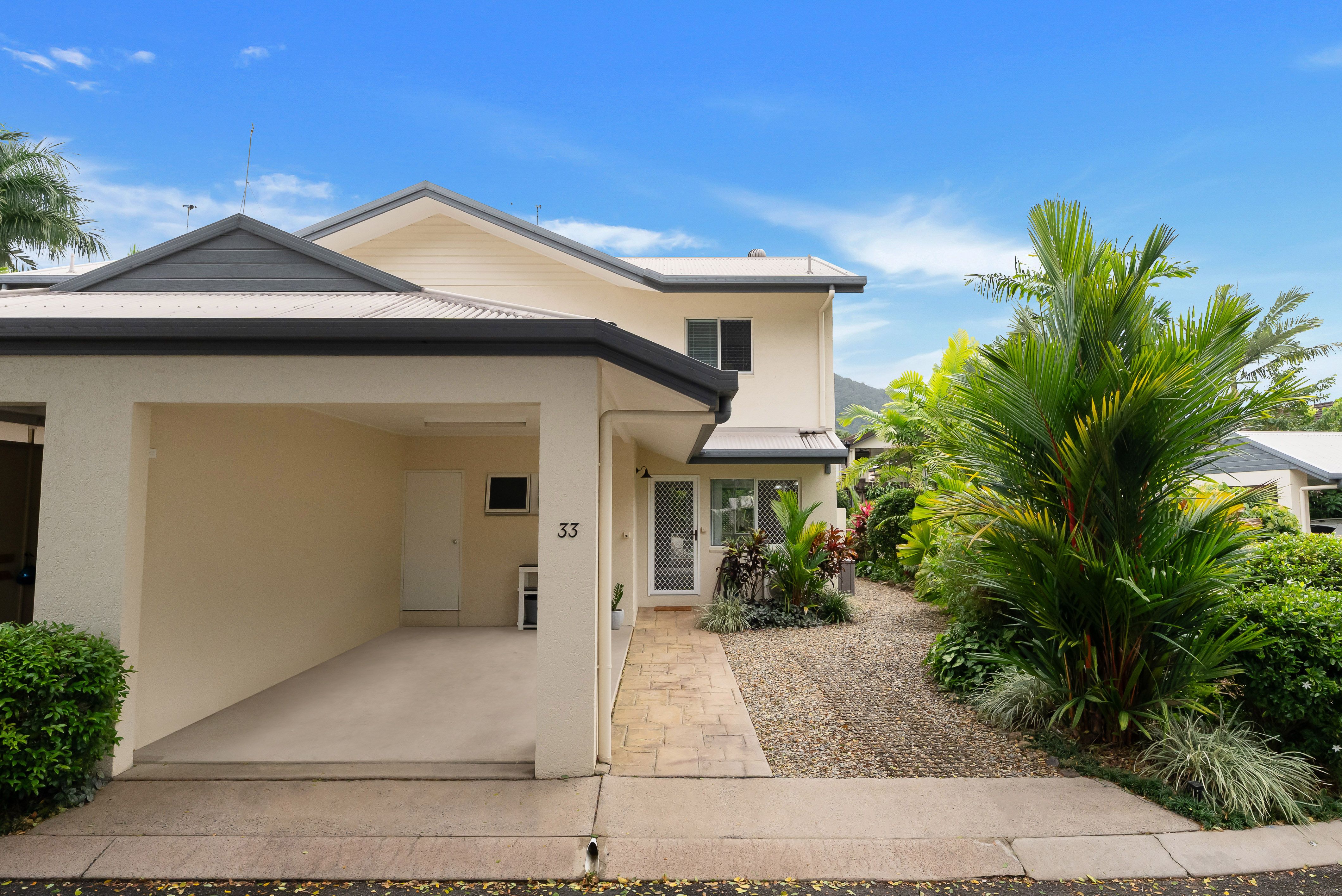 Private Townhouse with Tropical Low-Maintenance Gardens in Secure Argyle Gardens