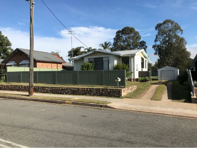 3 bedrooms on a 986 sq. metre block. Top town position.