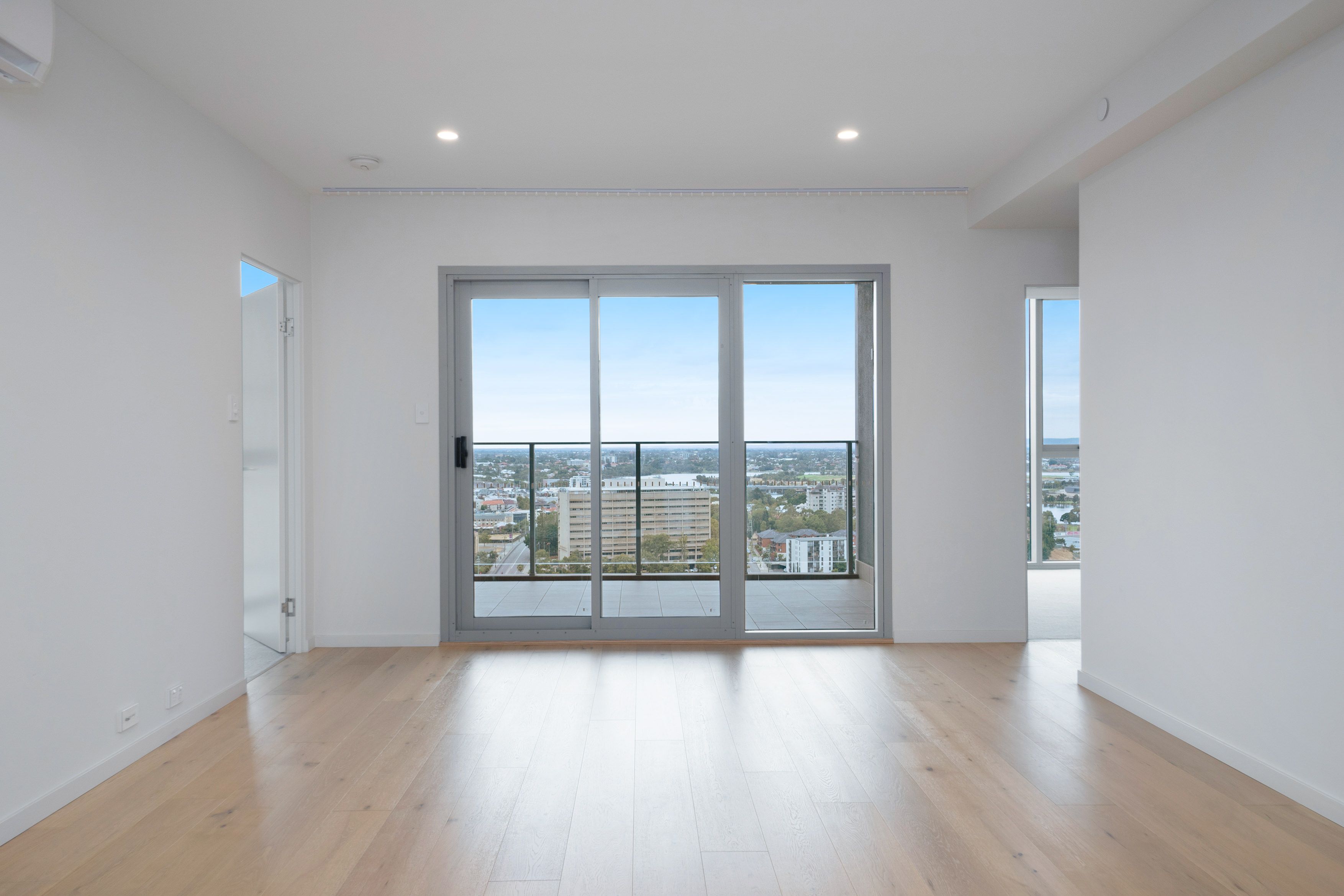 Luxurious North-Facing Apartment with Panoramic Views