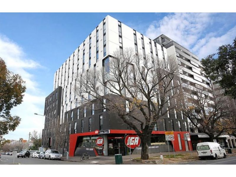 Corner Apartment on second high floor !! Strong Rental Return