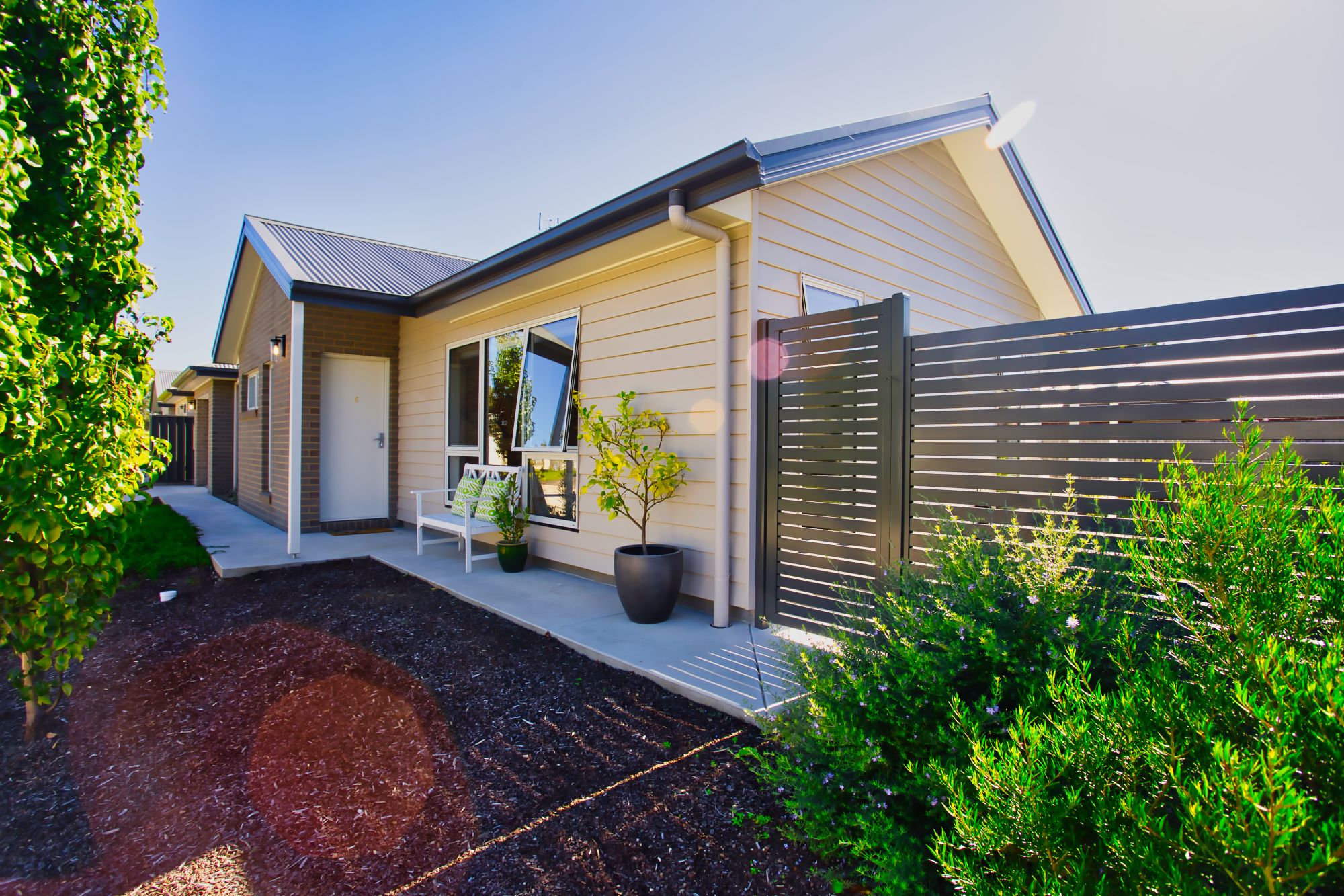 Perfectly located near-new townhouse in the charming village of Newstead.