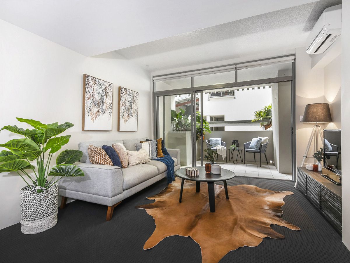 Spacious 2 level apartment, walk to everything!