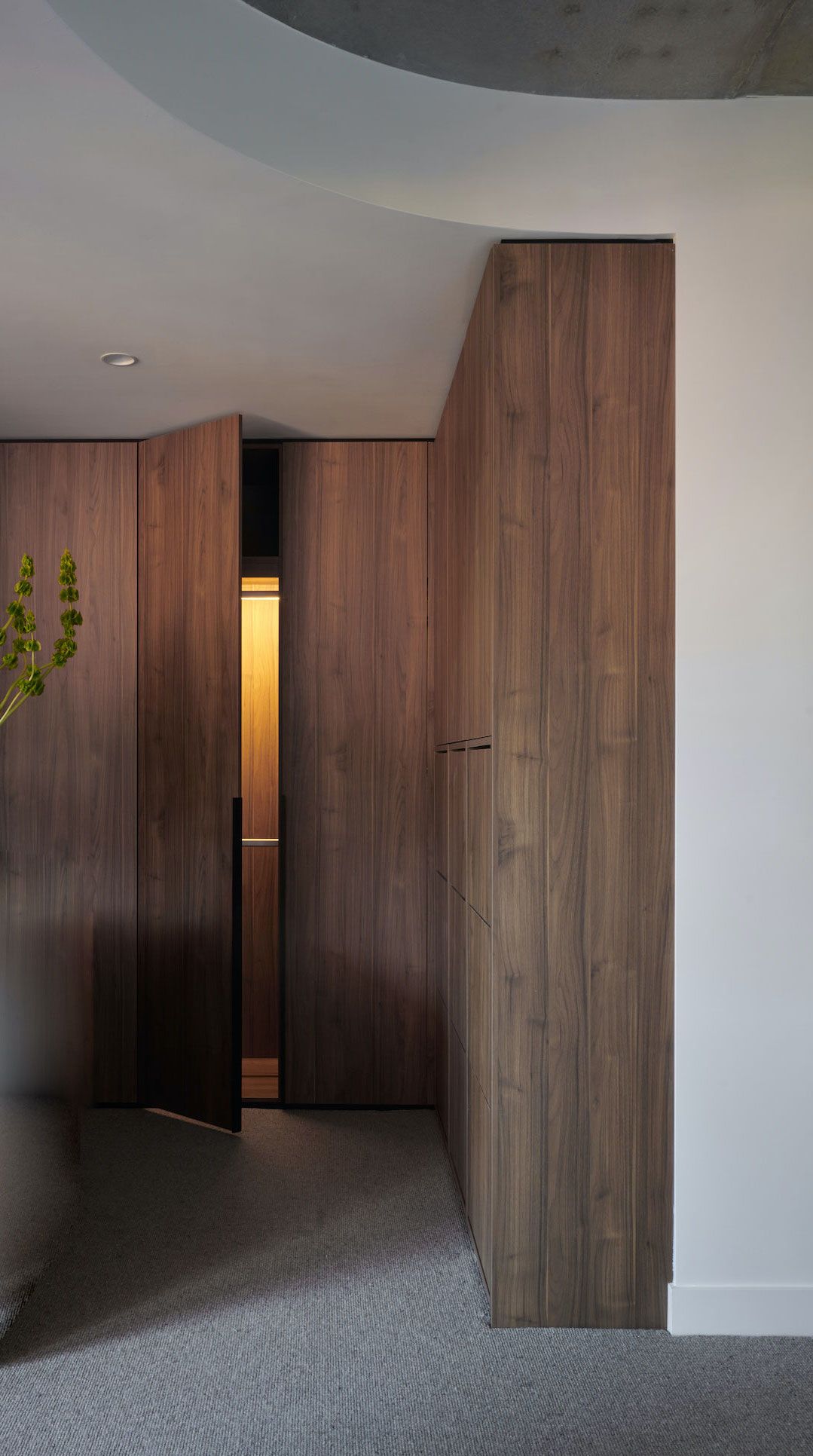 Modern city-fringe sanctuary with luxurious design.