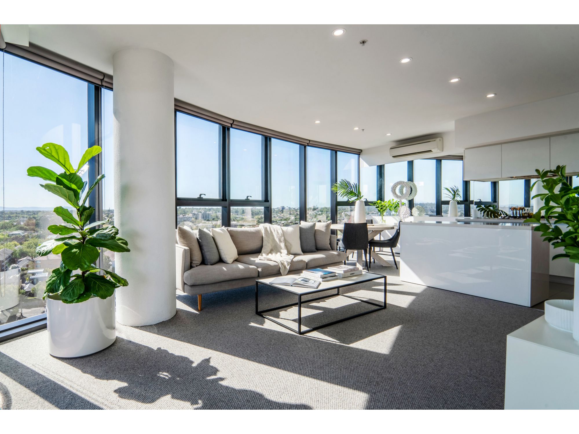 Spectacular South Yarra 2 bed, 2 bath with huge sunny Winter Garden balcony and amazing views