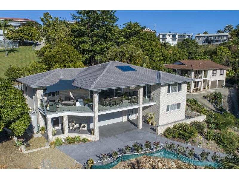 EXCLUSIVE STYLE WITH SPECTACULAR VIEWS AND GREAT POTENTIAL