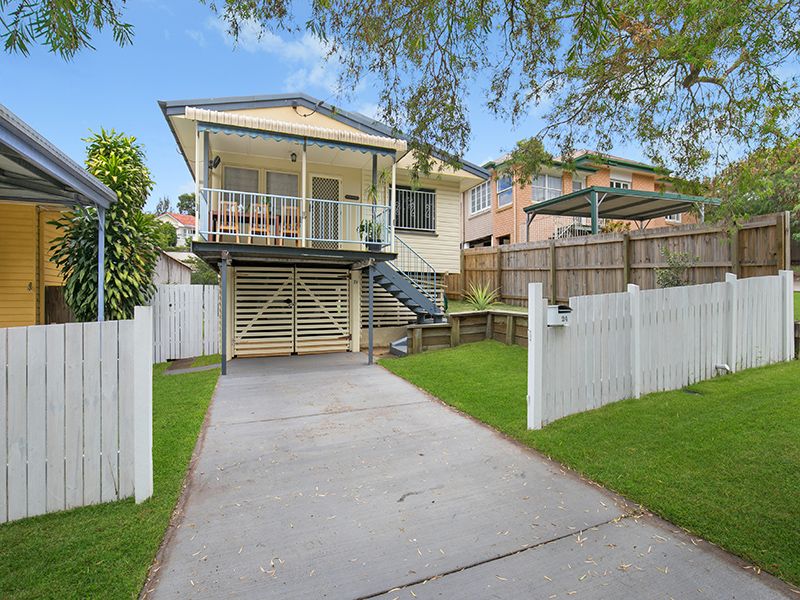 CHARMING AND IMMACULATE HOME IN TRANQUIL INDOOROOPILLY PRECINCT
