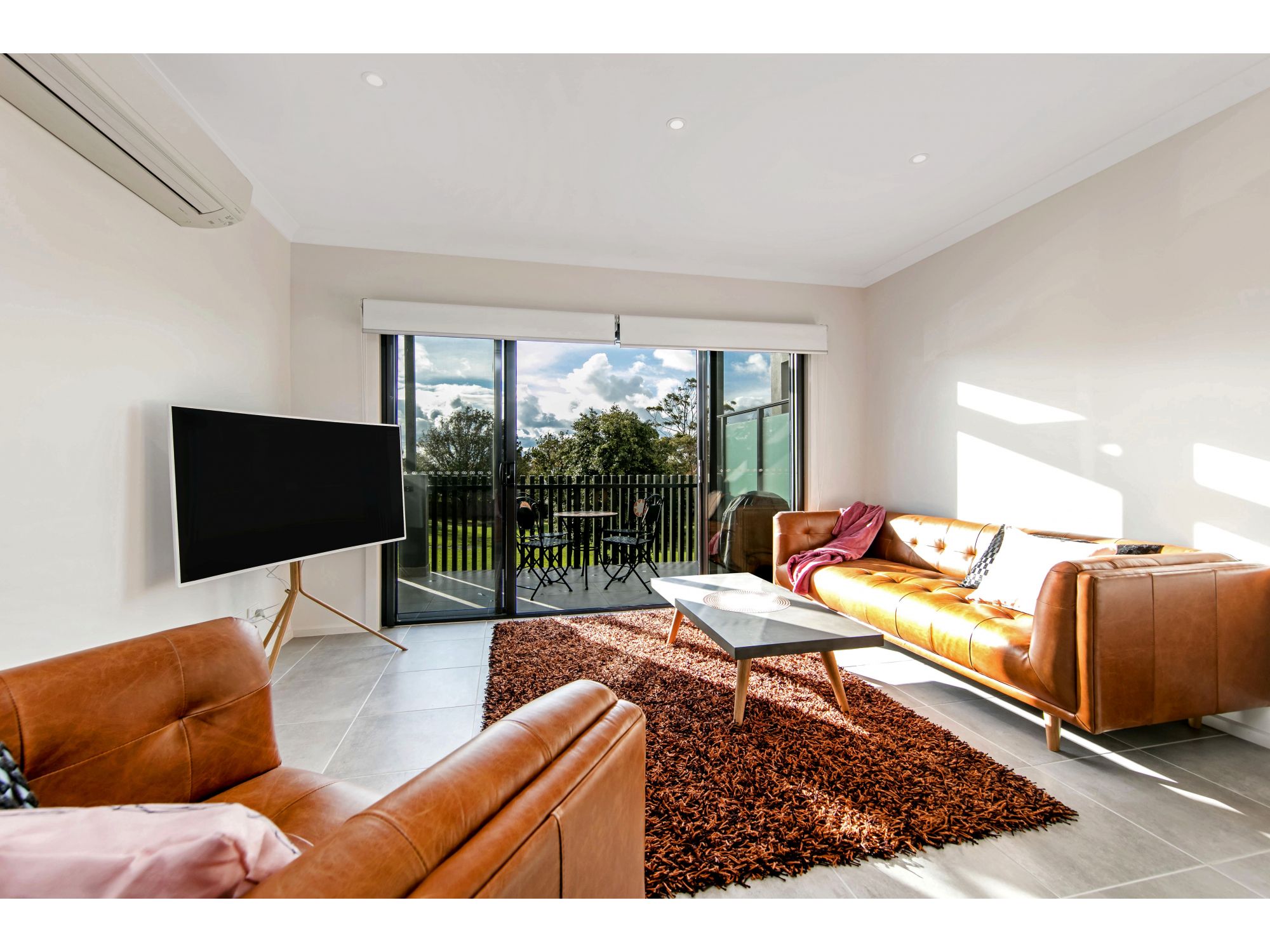 Beach 5 minutes, Main street 5 minutes. 2 Bedrooms plus study