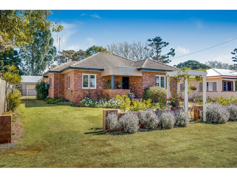 Renovated 1950's Art Deco style brick