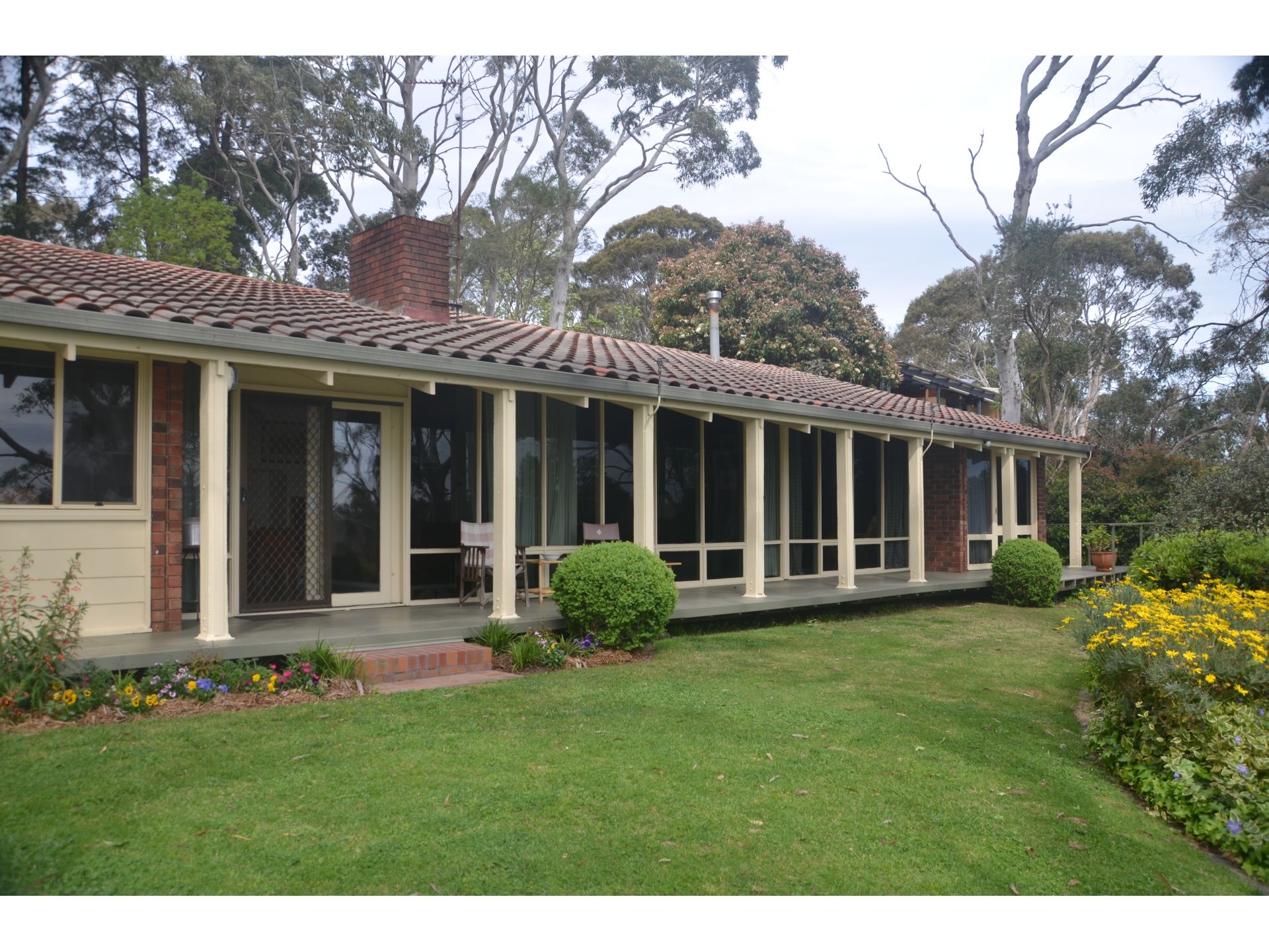 Want a Tree-change? Solid brick, Light-filled Home featuring Spacious 4-roomed Parents' Retreat. Superb Garden/Parkland Setting, Stunning Views.