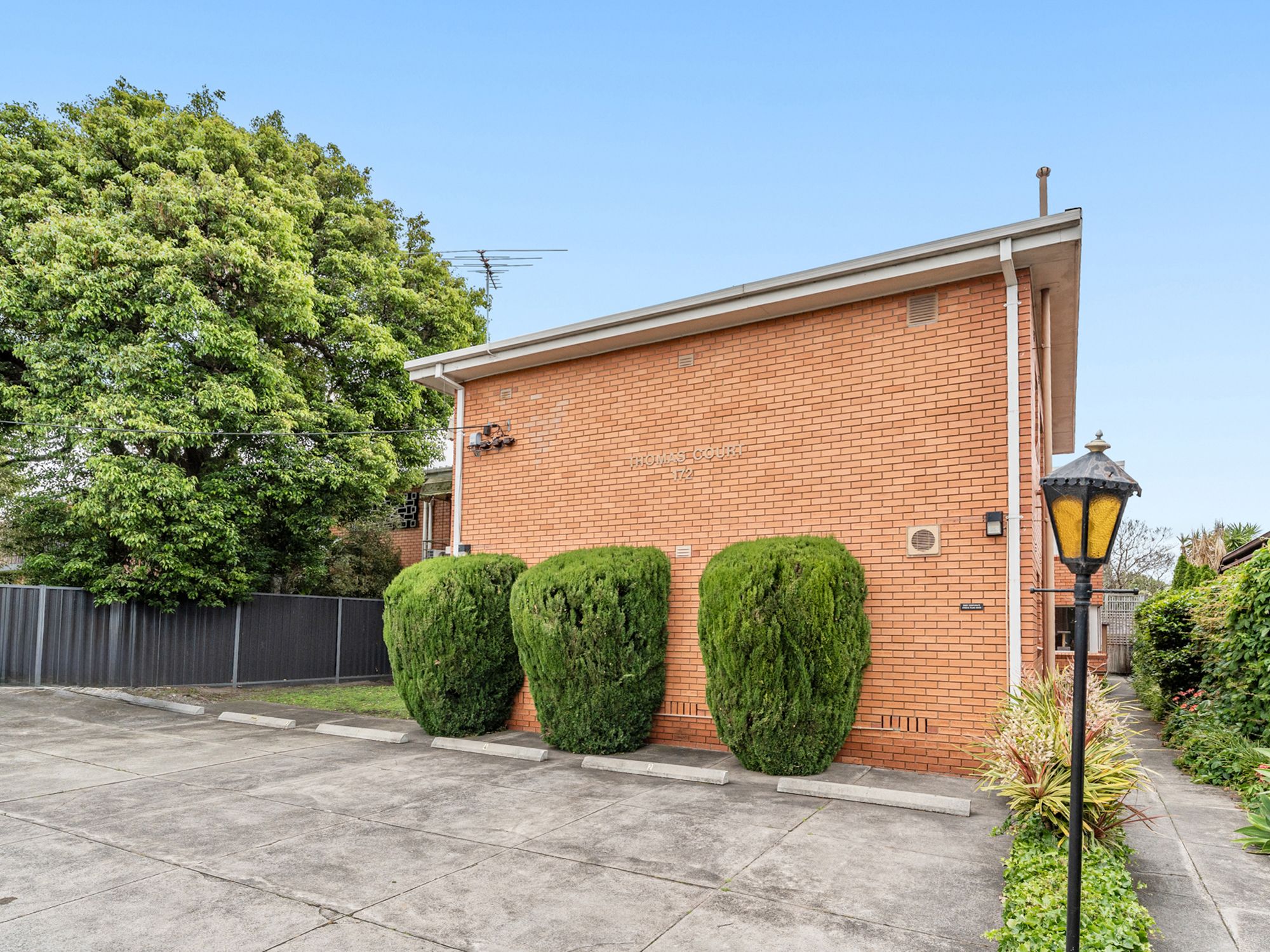 Solid Investment, Seamless Living: Turnkey Bayside Apartment