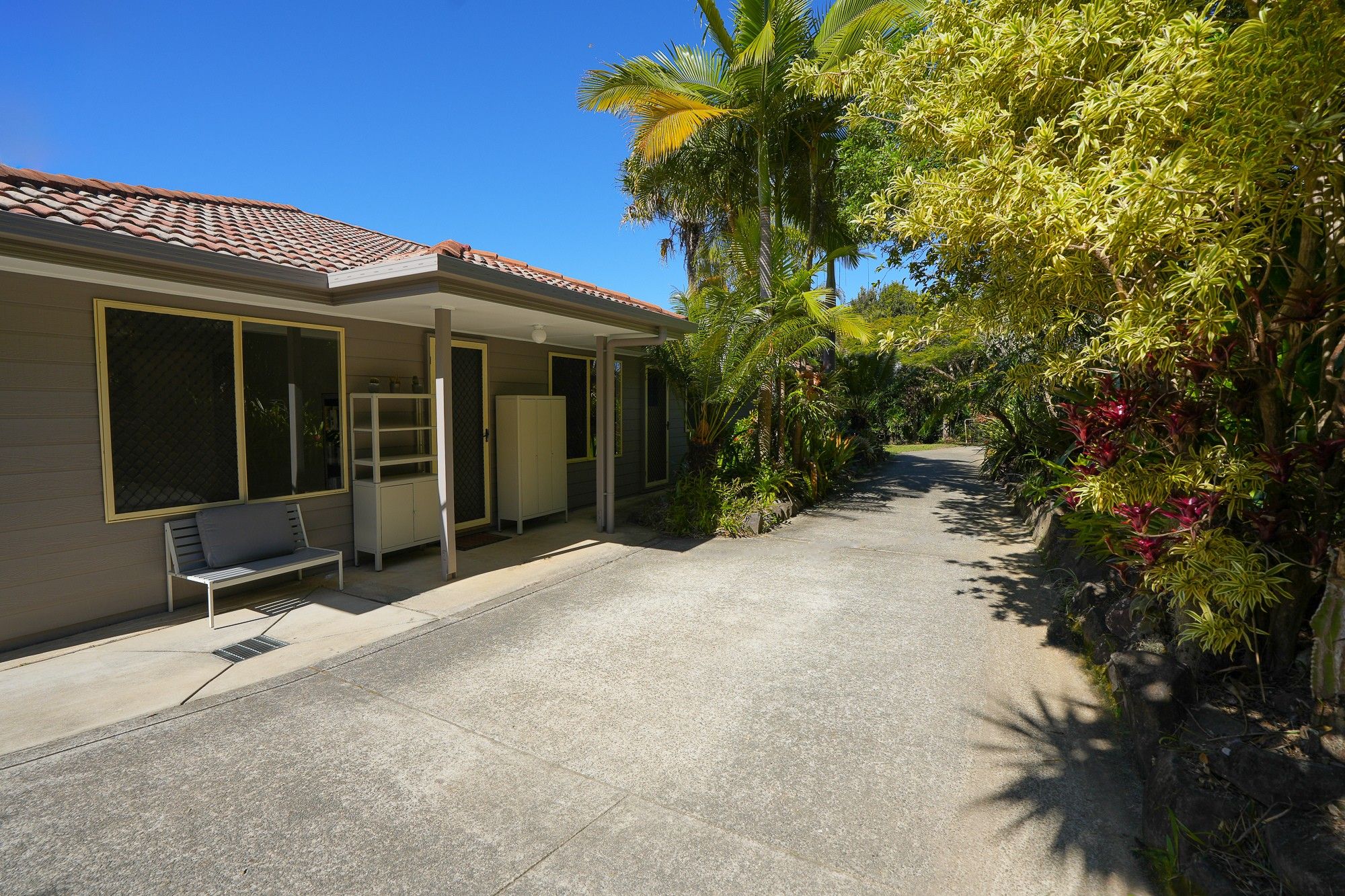 PRIVATE, IDYLLIC LIFESTYLE PROPERTY at the bottom end of a quiet Cul-de-sac