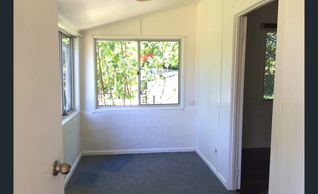 Downtown Bargara - 1 block from the beach!