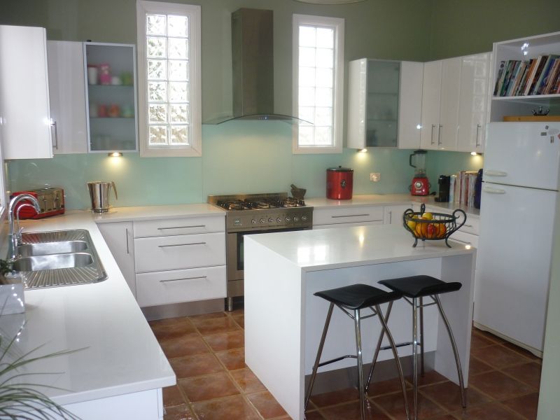 Majestic mountains cottage tastefully extended to provide large 4 bedroom home, new kitchen, bathroom and living areas with easy walking to amenities.