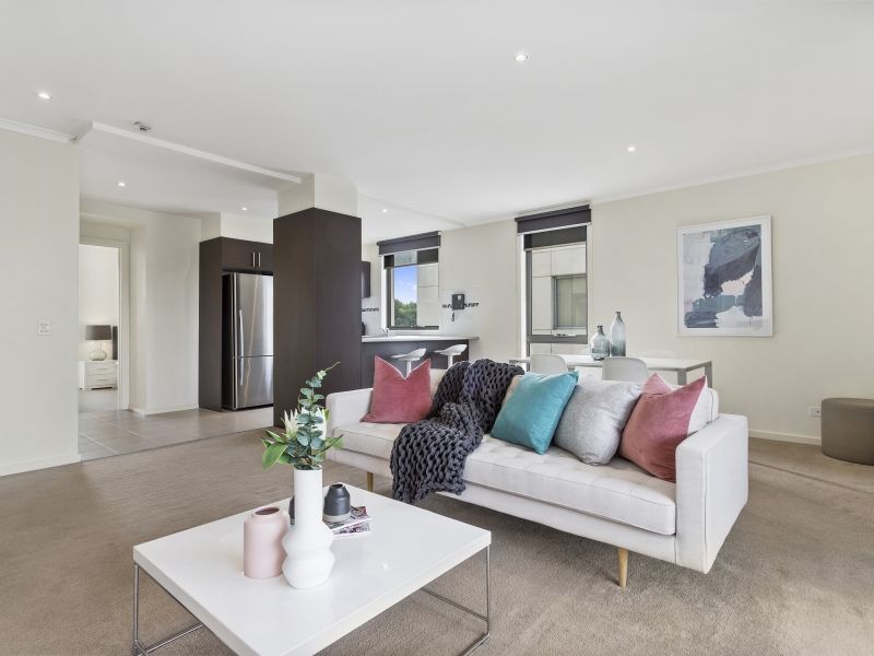 Bright and spacious apartment on the banks of Merri Creek.