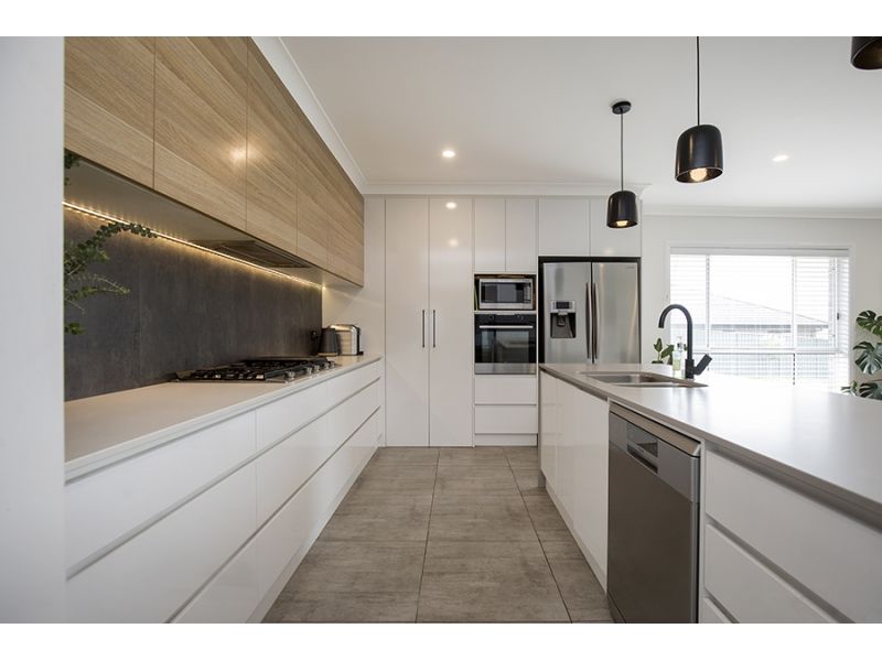 Modern family living - sought after location!