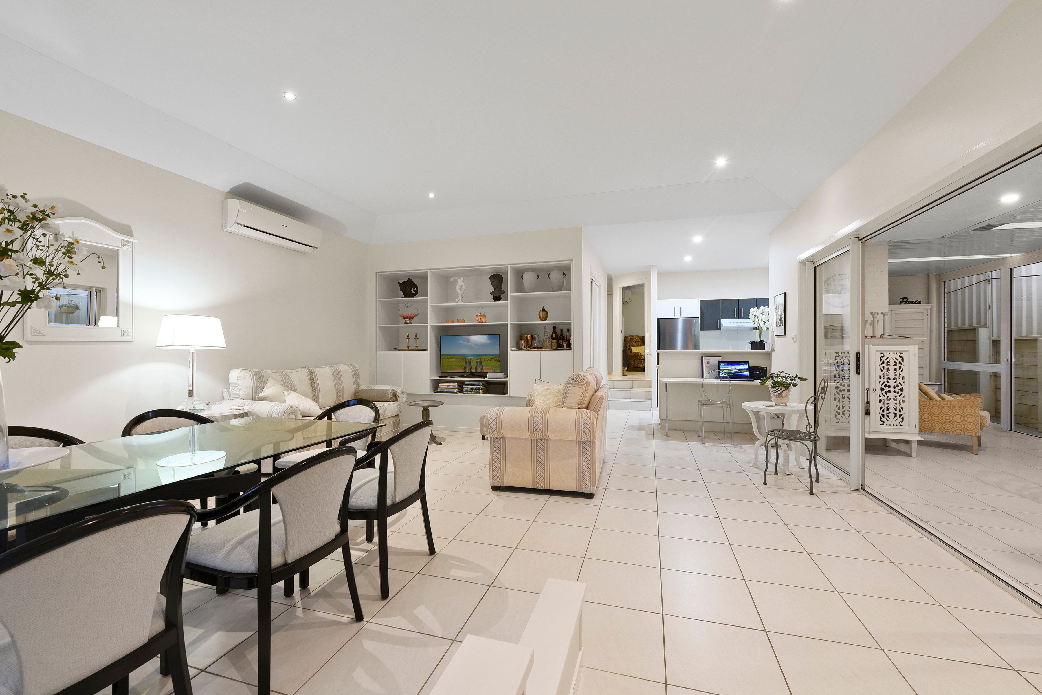 SPECTACULAR & SPACIOUS COURTYARD HOME MINUTES FROM LIGHTHOUSE BEACH