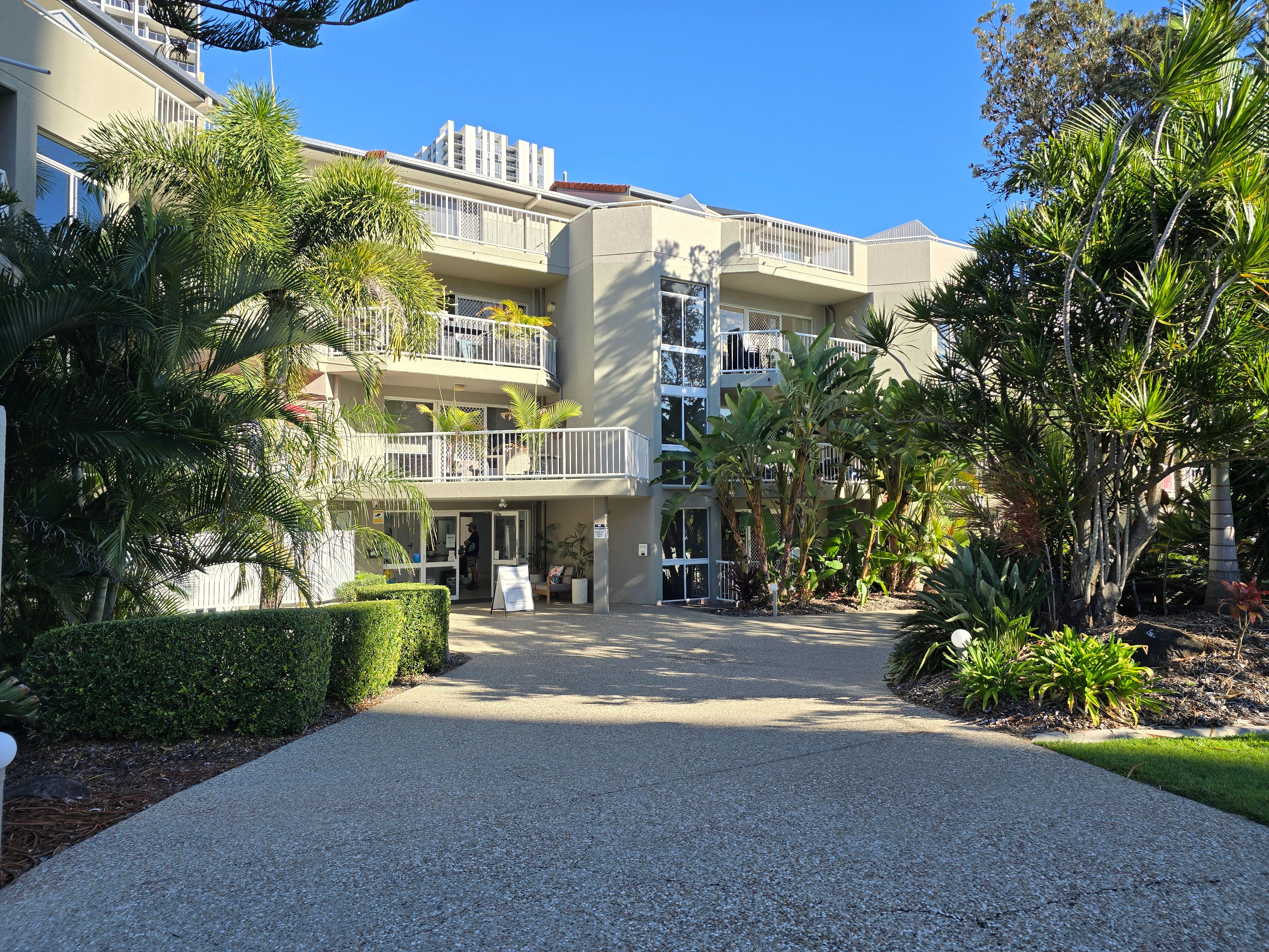 Two bedroom apartment in the centre of Broadbeach
