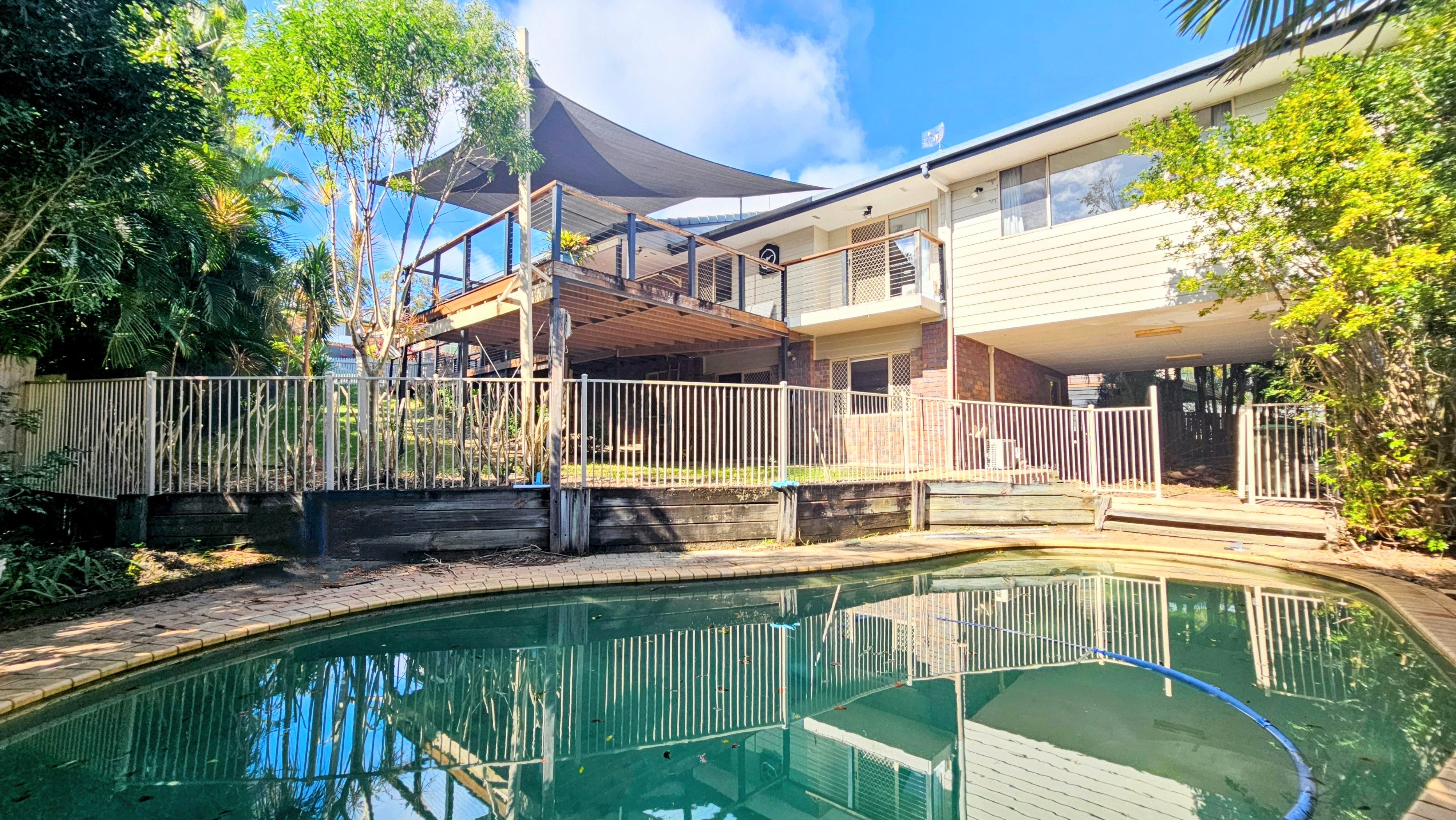 Prime Robina Location – Spacious Family Home with Huge Potential