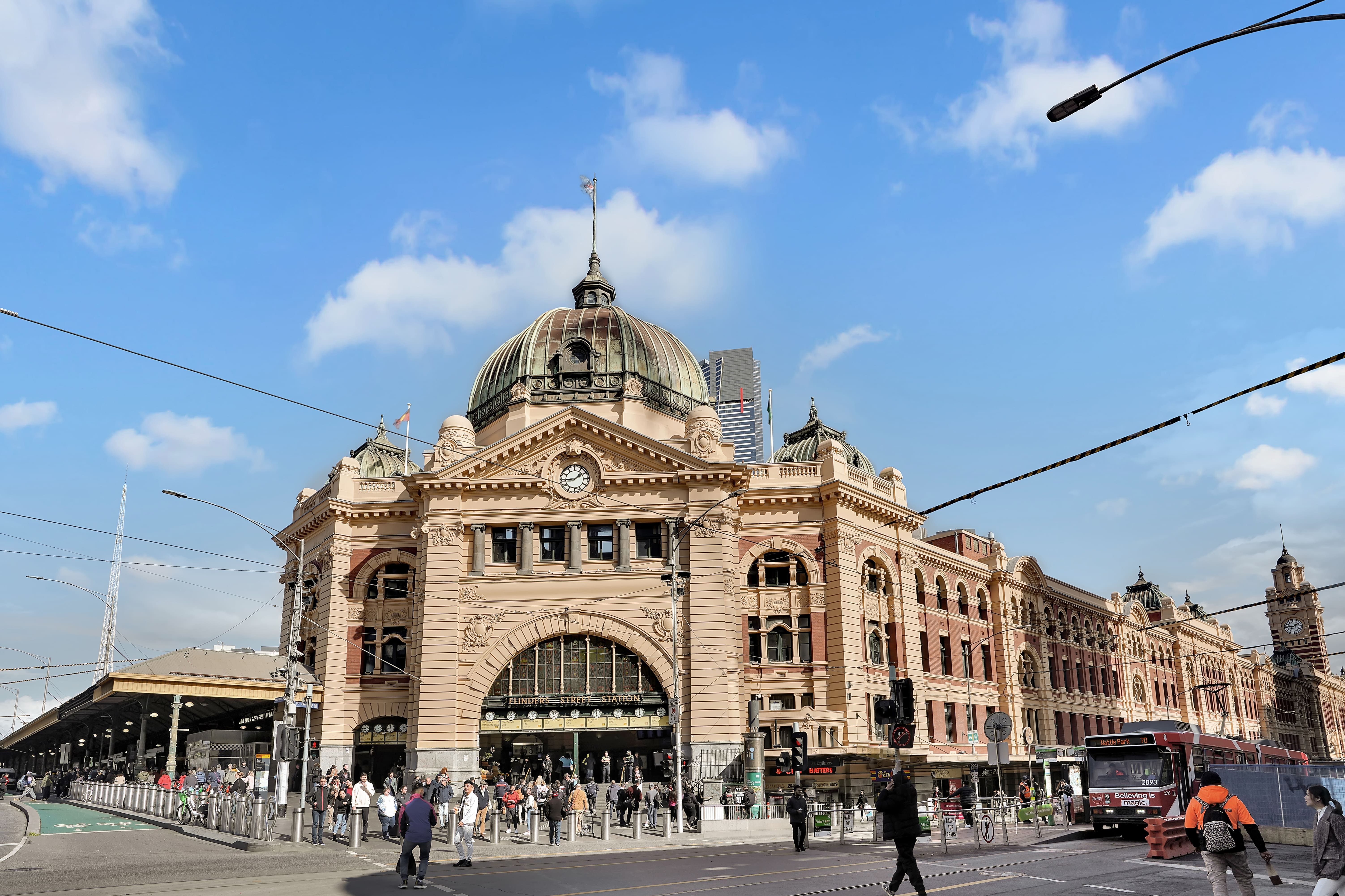 HERITAGE BUILDING ,CENTRAL LOCATION, EXCELLENT CONDITION,FURNITURE IN PRICE!