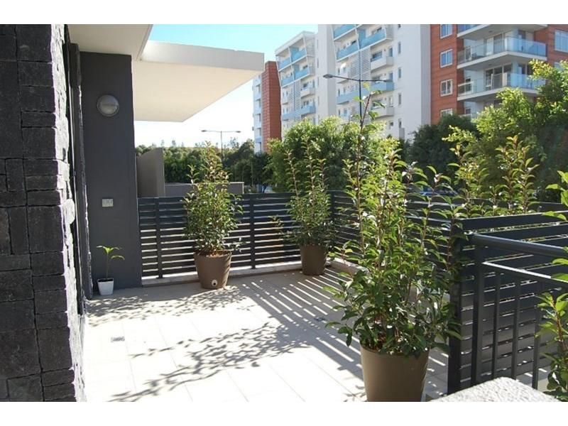 Modern one bedroom apartment with spacious courtyard