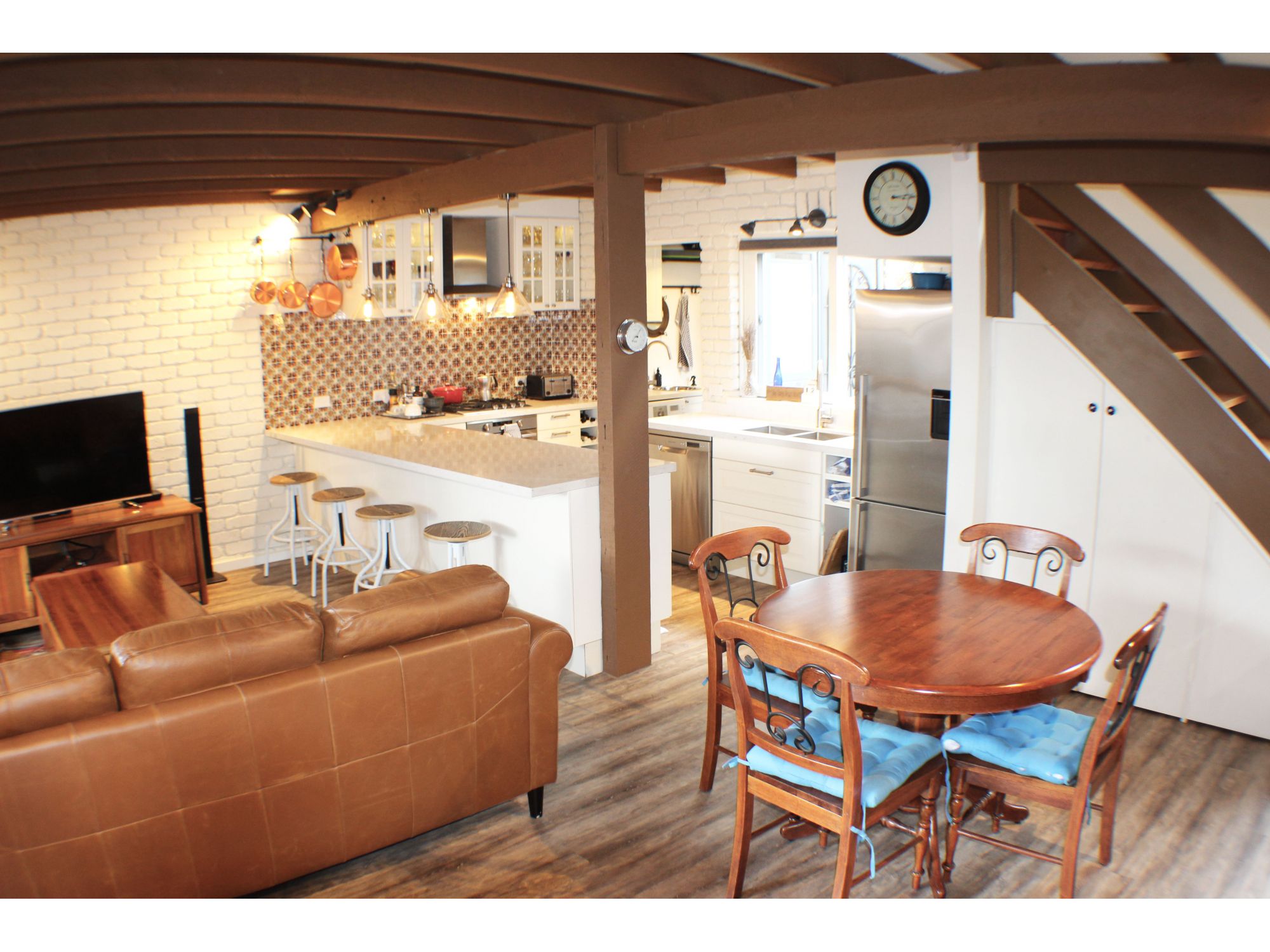 Stylish townhouse: moments from beach and CBD!