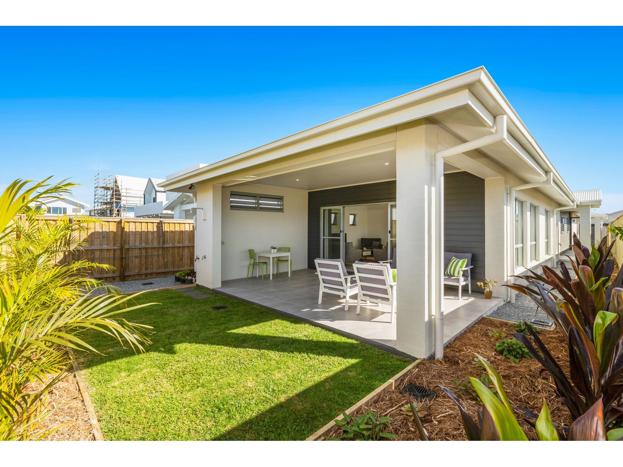 BRAND NEW SINGLE STOREY BEACH HOUSE - 100 metres to Beach