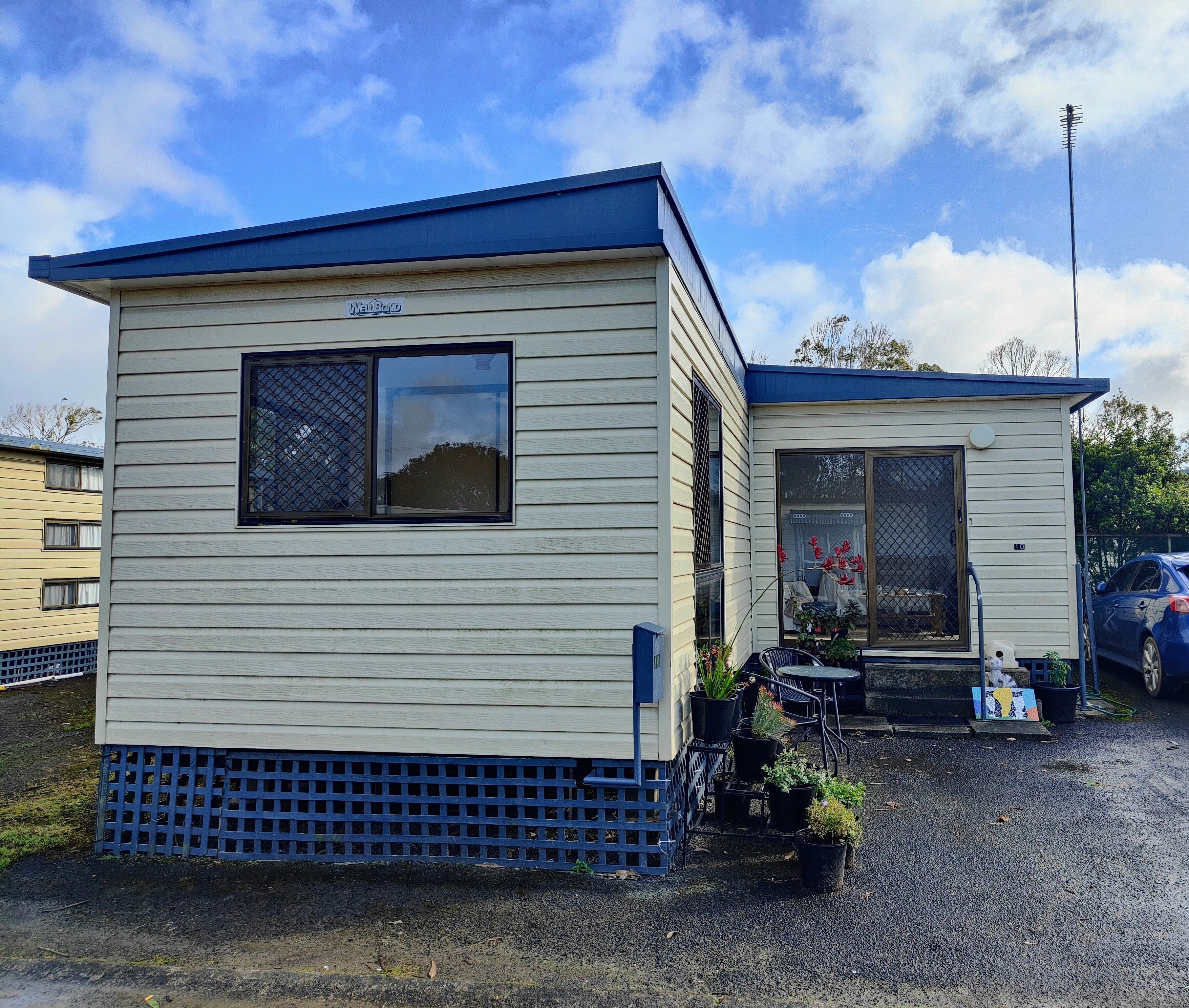 Delightful, pet friendly, residential or annual cabin close to the bay!