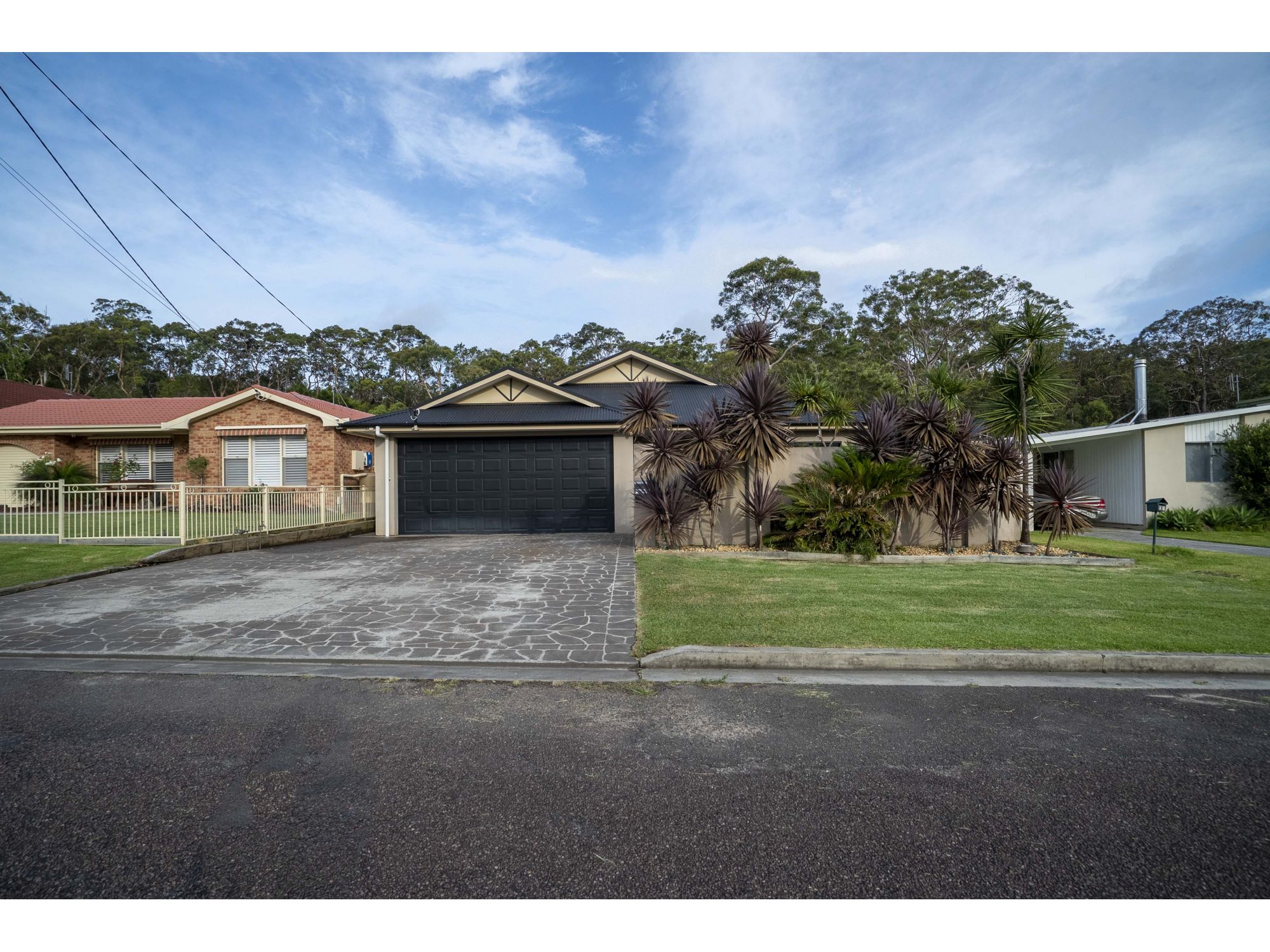 MODERN FAMILY HOME WITH SEPARATE LIVING MOMENTS WALK FROM LAKE MACQUARIE