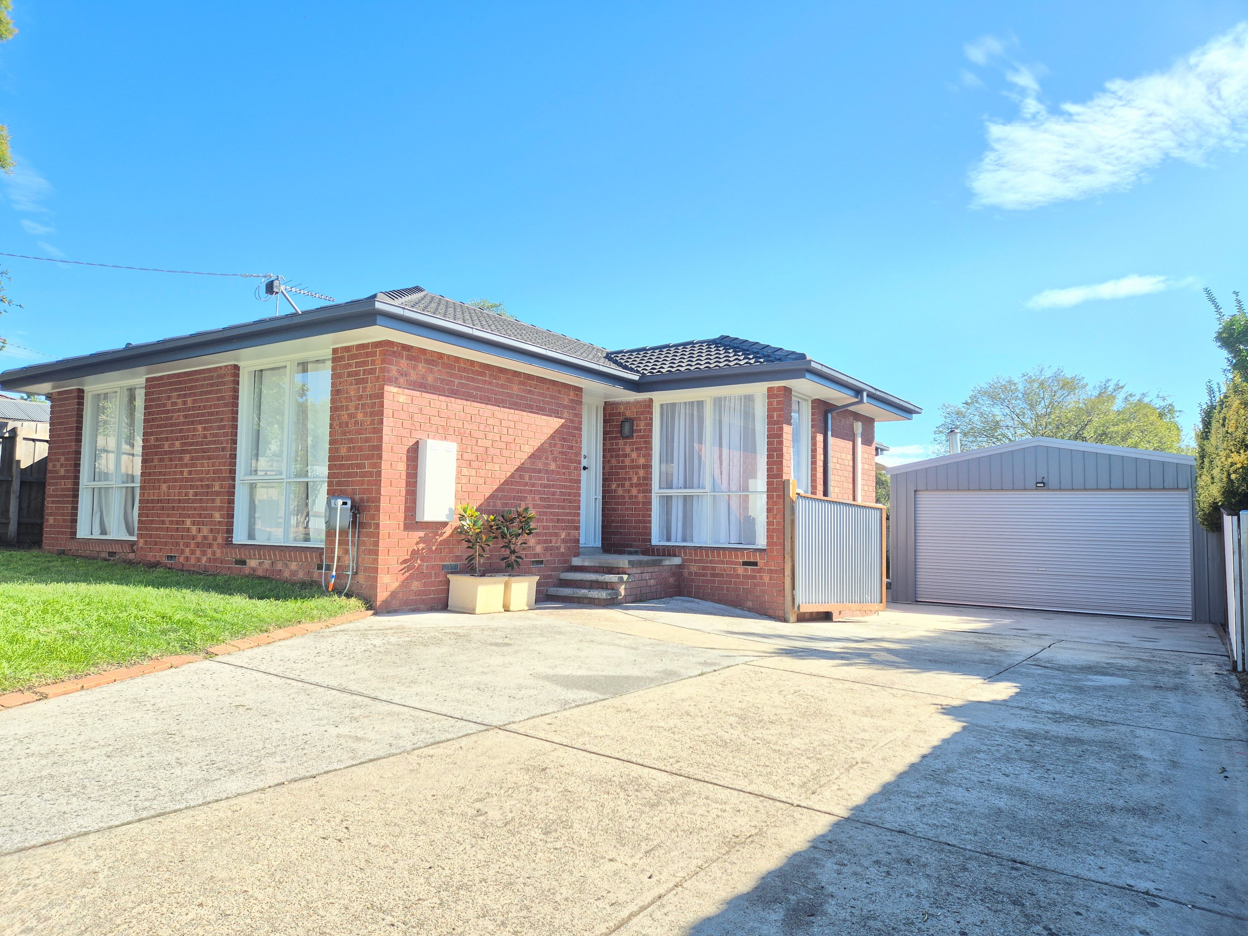 Peaceful, bright family home close to shops and schools