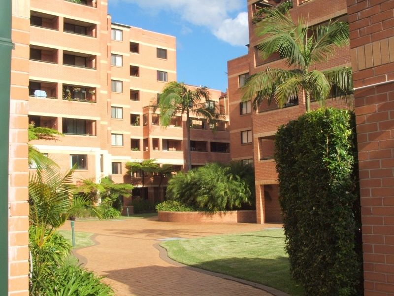Oversized 3 bedroom apartment Living