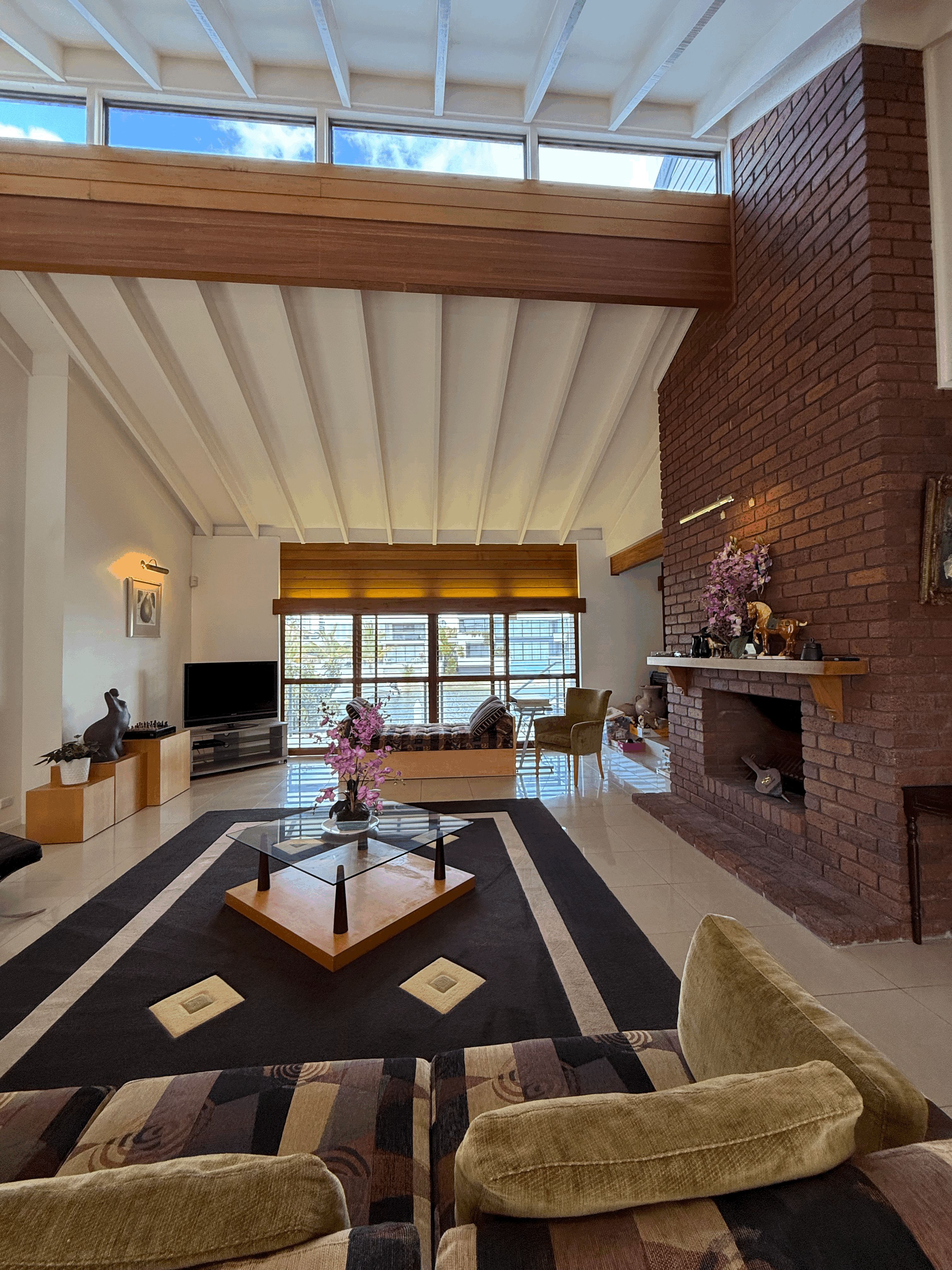 Luxury Waterfront Living in Paradise Waters – 5 Bedrooms, Pool, Pontoon & Solar