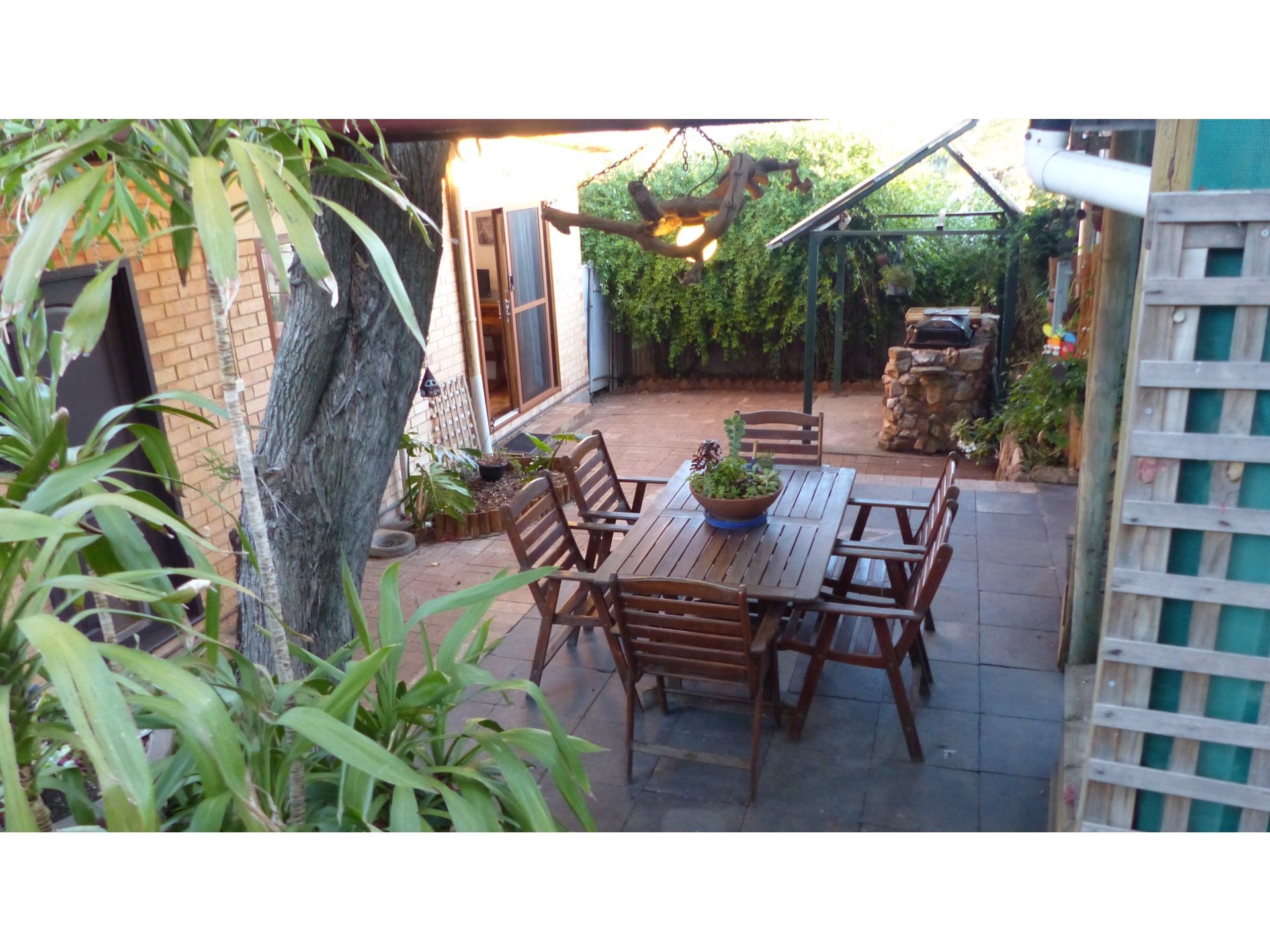 Private Outdoor Entertaining and Spacious Detached Retreat with Views