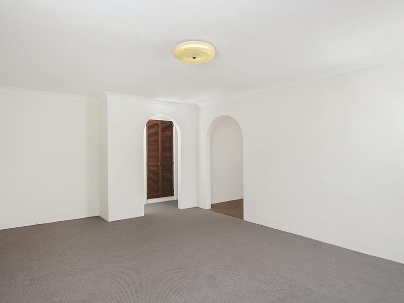MASSIVE UNIT!!! CLOSE TO SHOPPING CENTRE - READY TO MOVE IN
