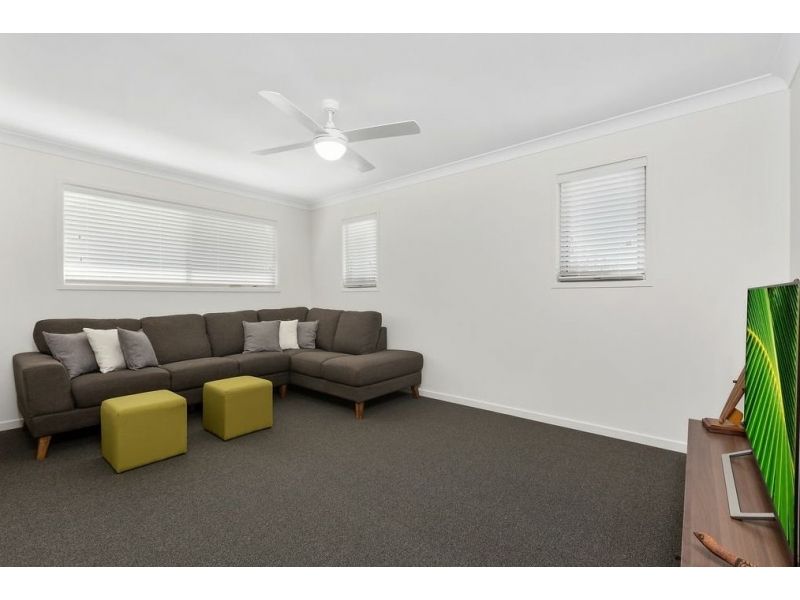 BEACH HOUSE - 100 METRES TO THE BEACH, OPPOSITE A PARK