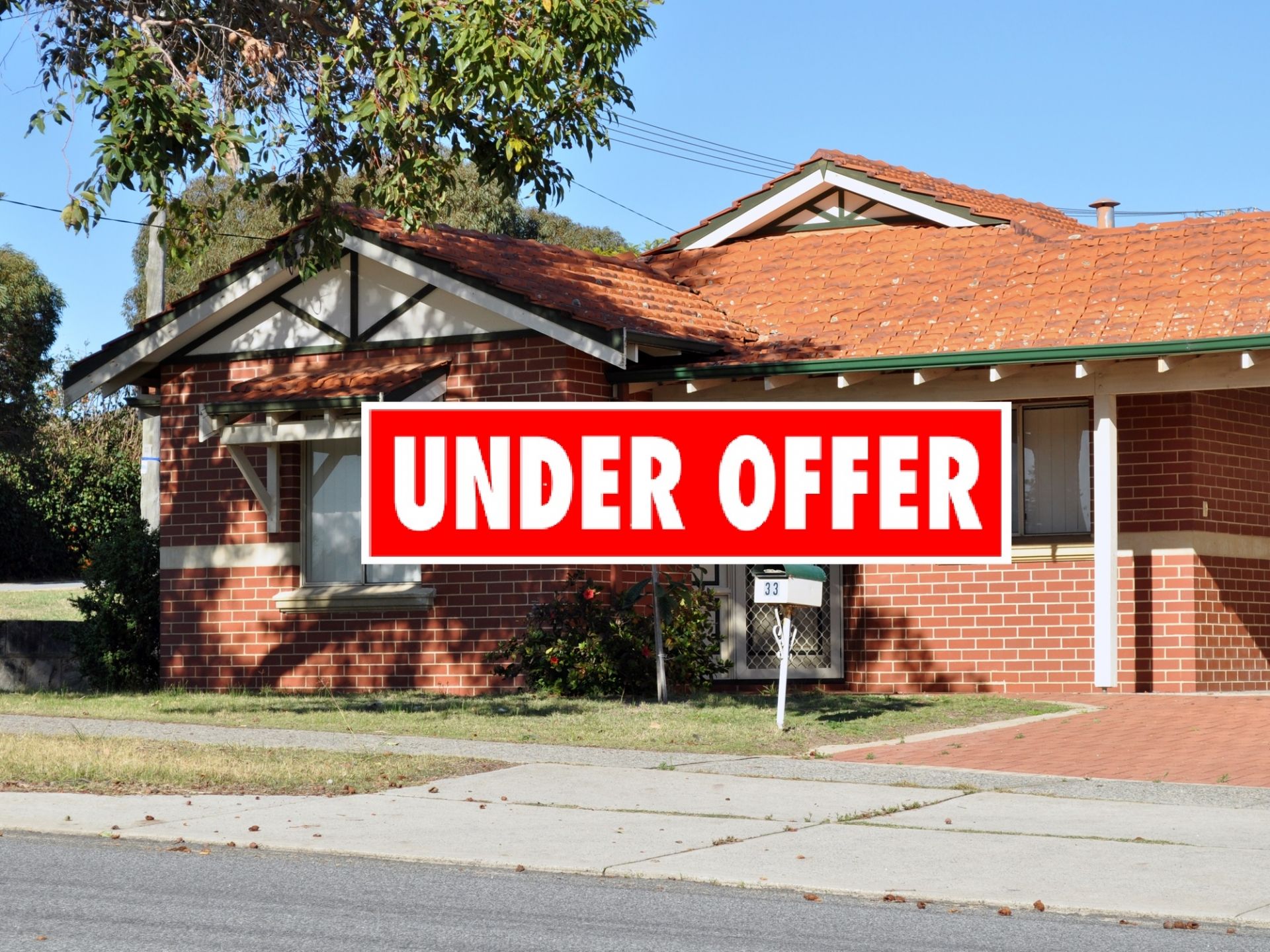 **UNDER OFFER** SUPERB AND SPACIOUS, AMAZING VALUE + SUPER CONVENIENT LOCATION!!! INSPECTION WILL SURPRISE AND DELIGHT