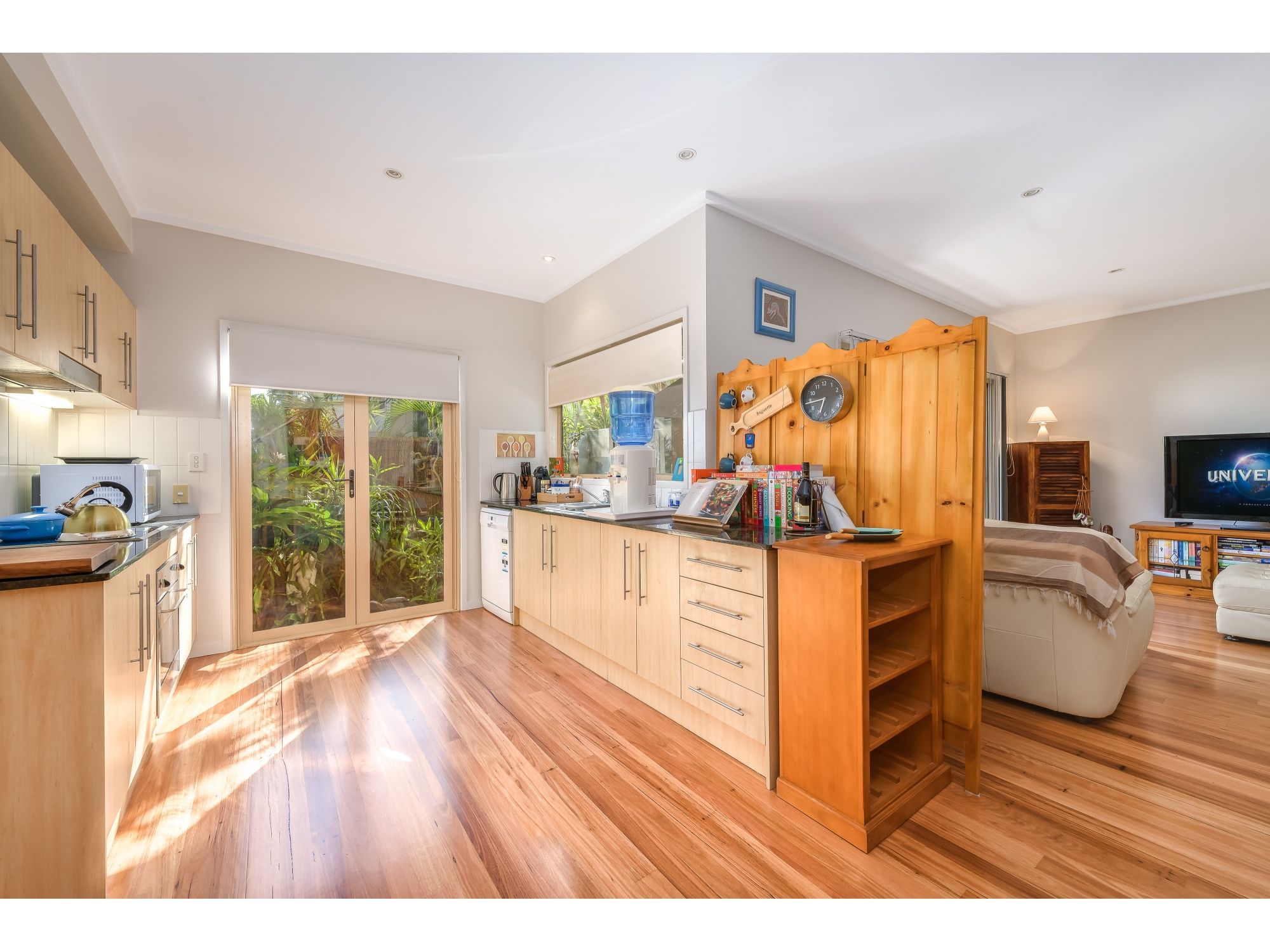 Contemporary stylish townhouse close to the Broadwater's waterfront facilities and Chirn Park village.