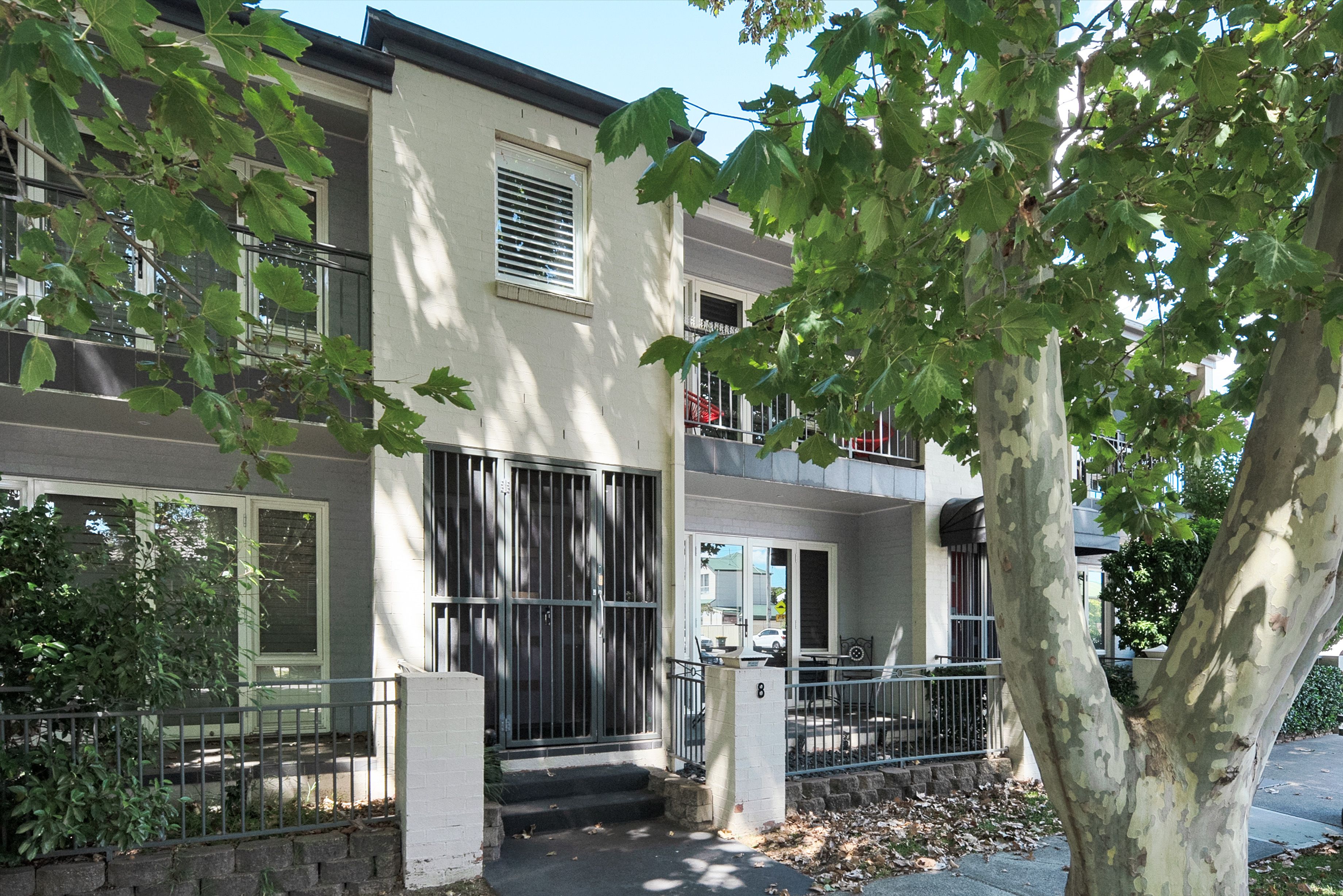 SPACIOUS TOWNHOUSE IN THE HEART OF HAMILTON