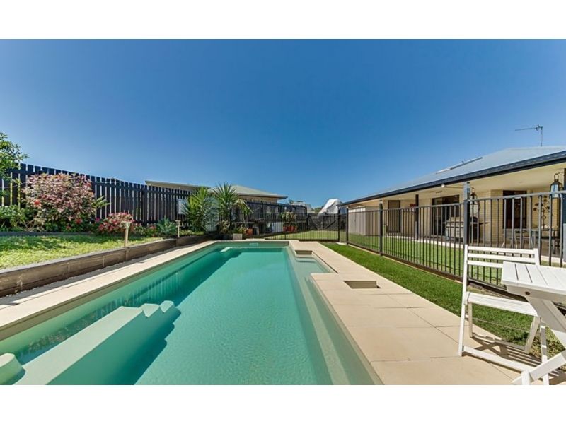 Spacious Family Home with Pool in Keppel Bay Estate.