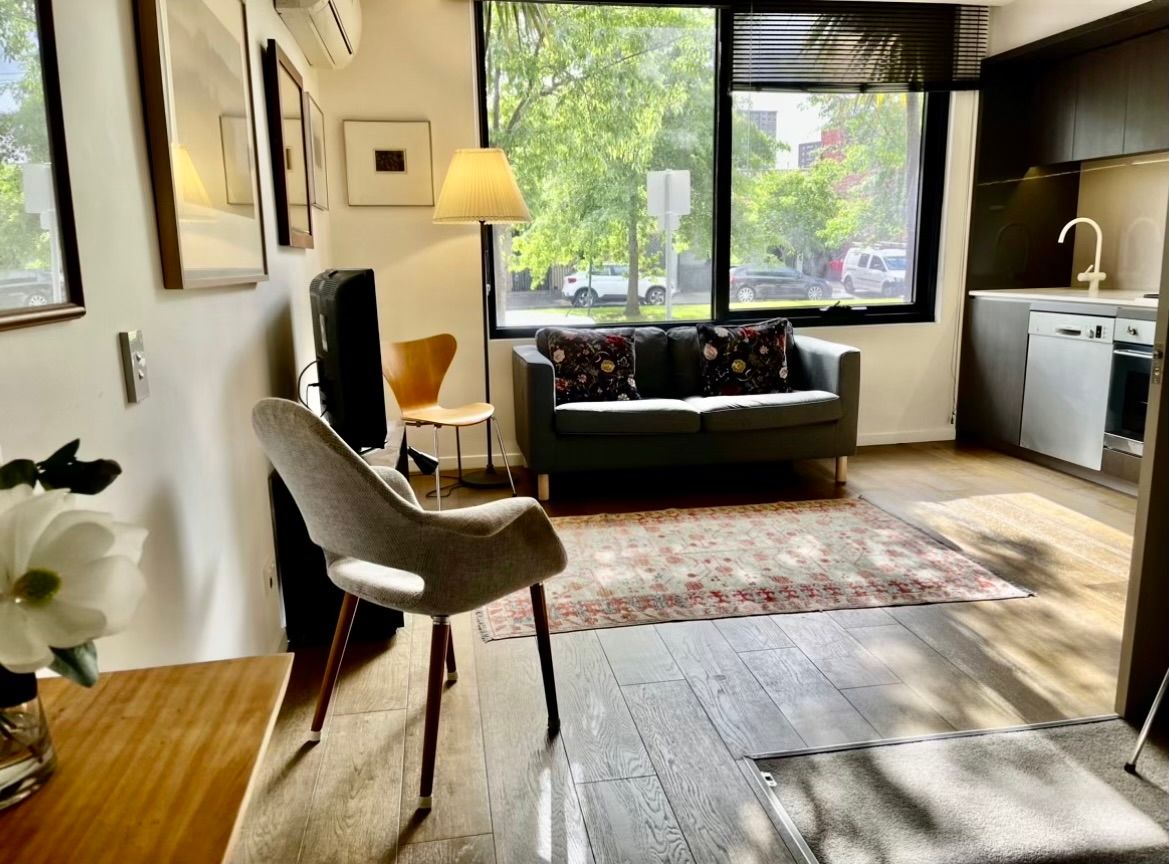 Carlton Apartment in Leafy Street