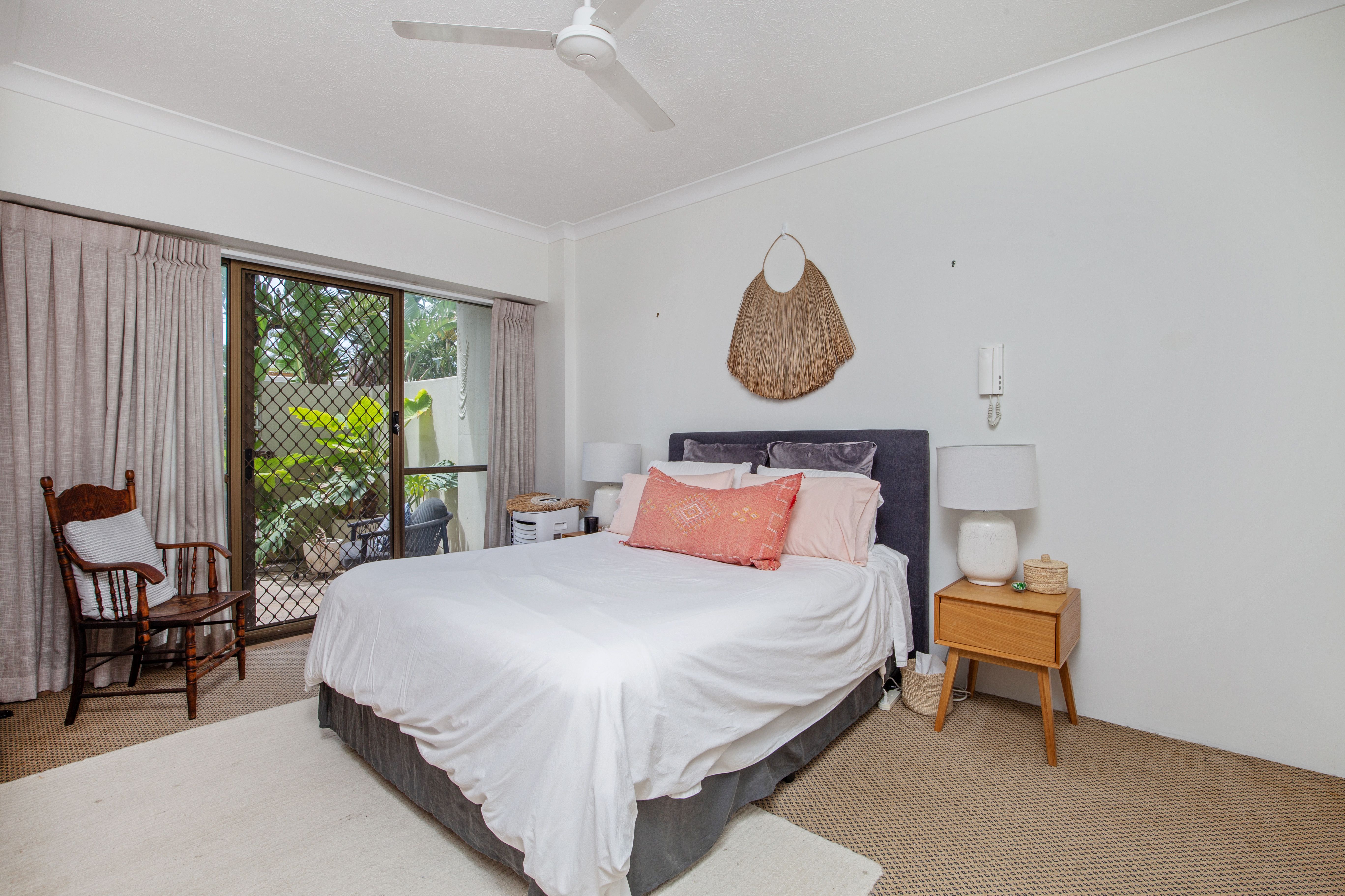 SPACIOUS BEACHSIDE APARTMENT - LOCATION! LOCATION!