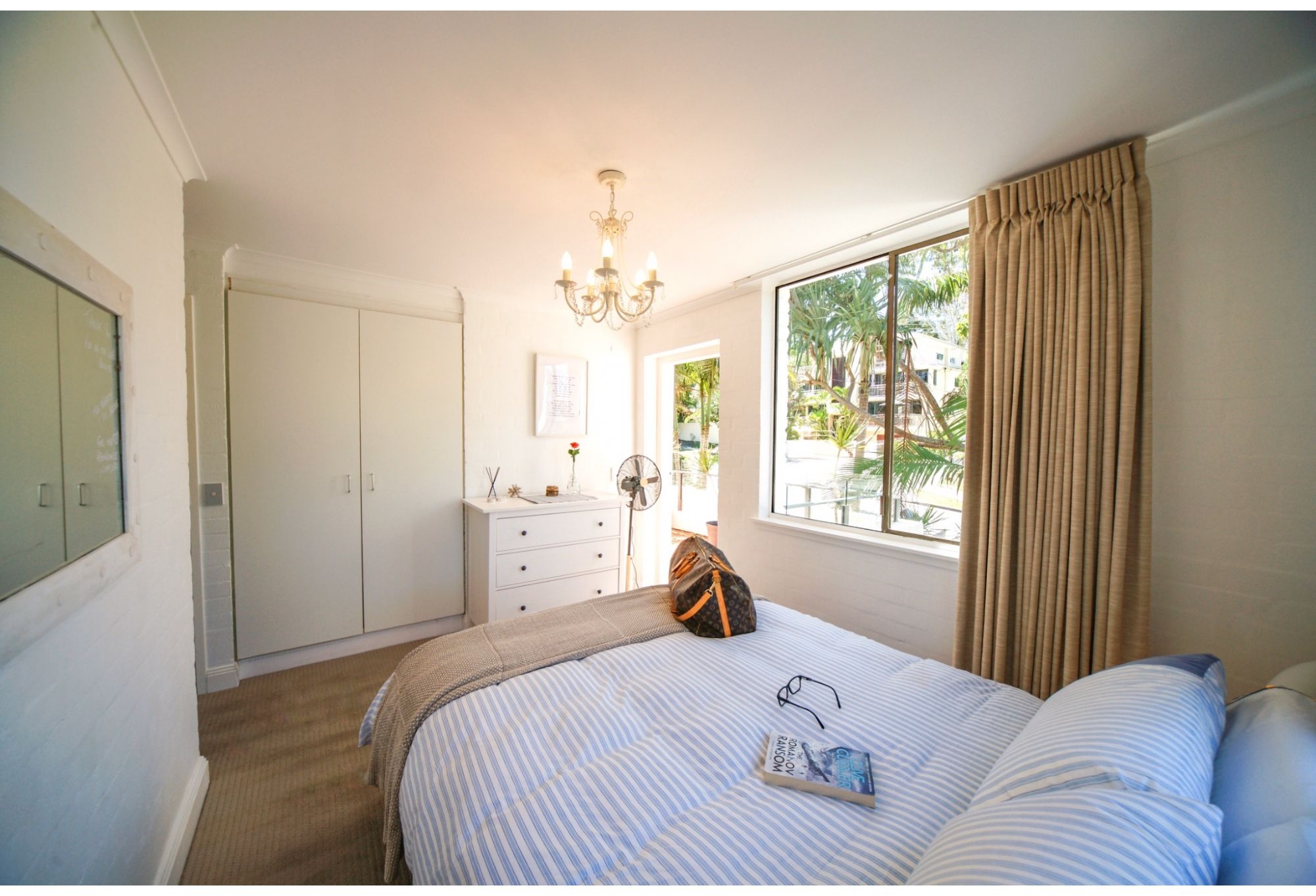 Noosa Style, Hamptons Chic. 5 min walk to Hastings St and world famous Noosa beach!