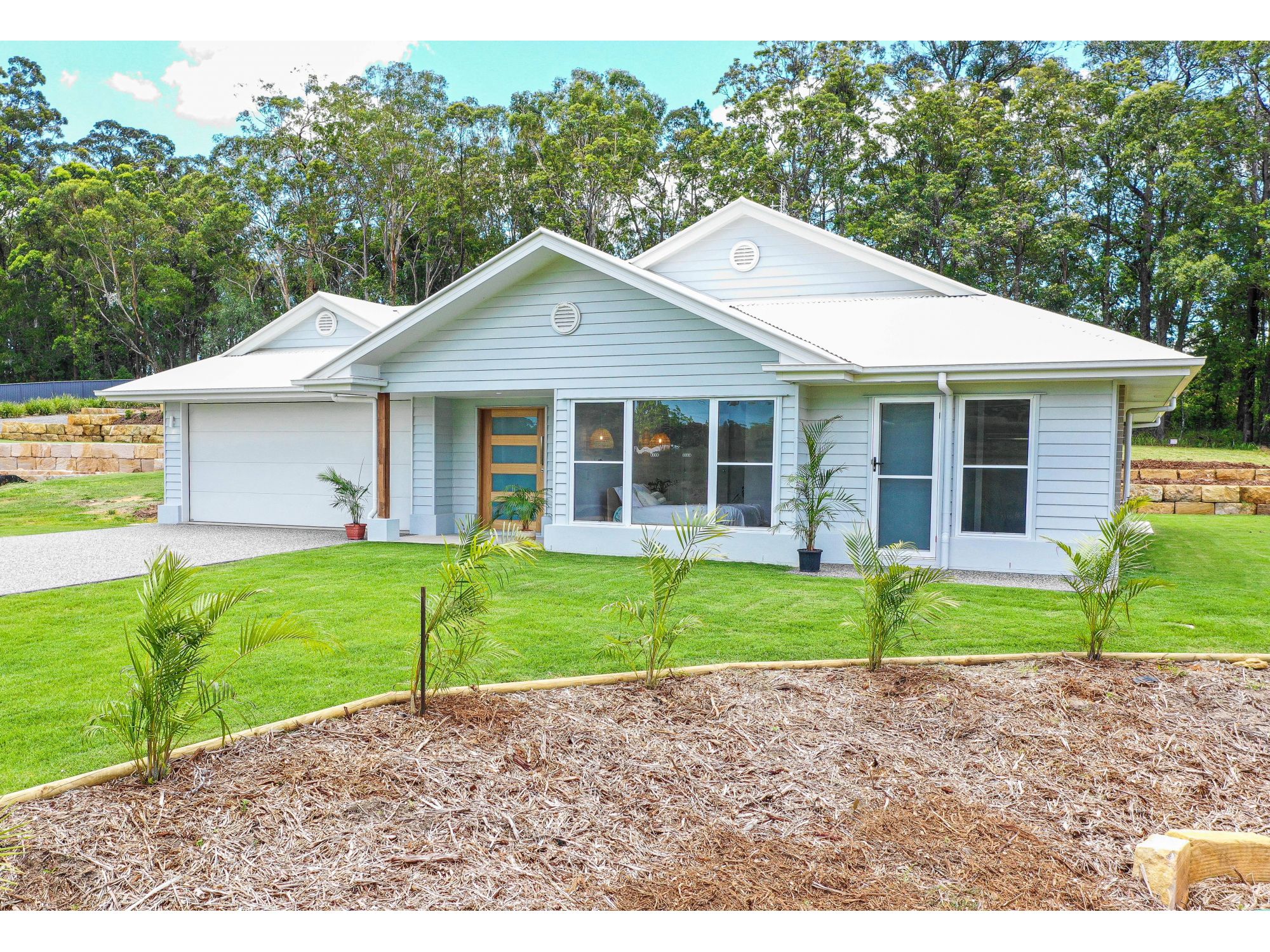 Hamptons Home !! Master suite