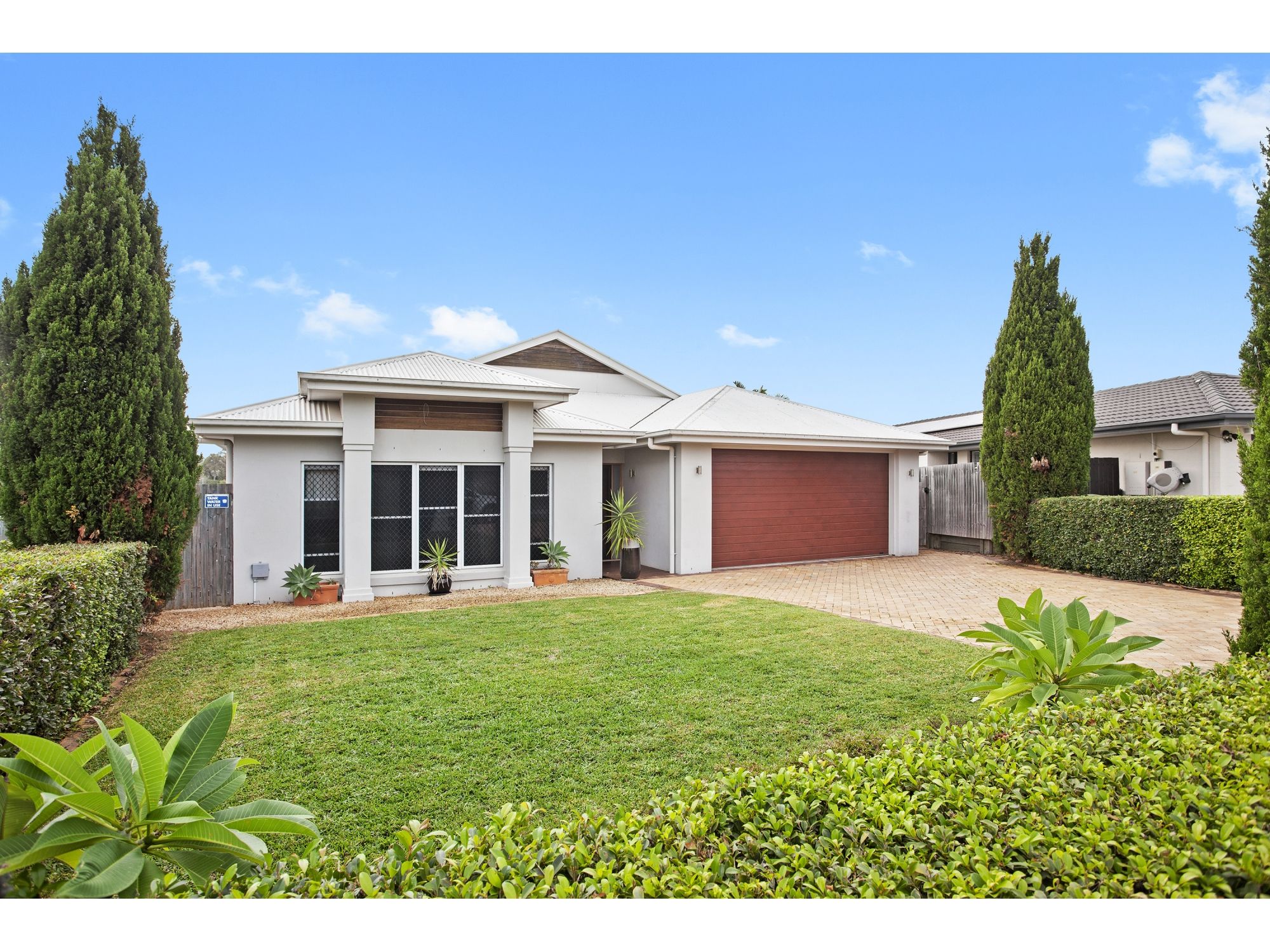 Large executive home, high quality finishes with northerly views and swimming pool– a rarity at this price in an area which is rapidly growing.