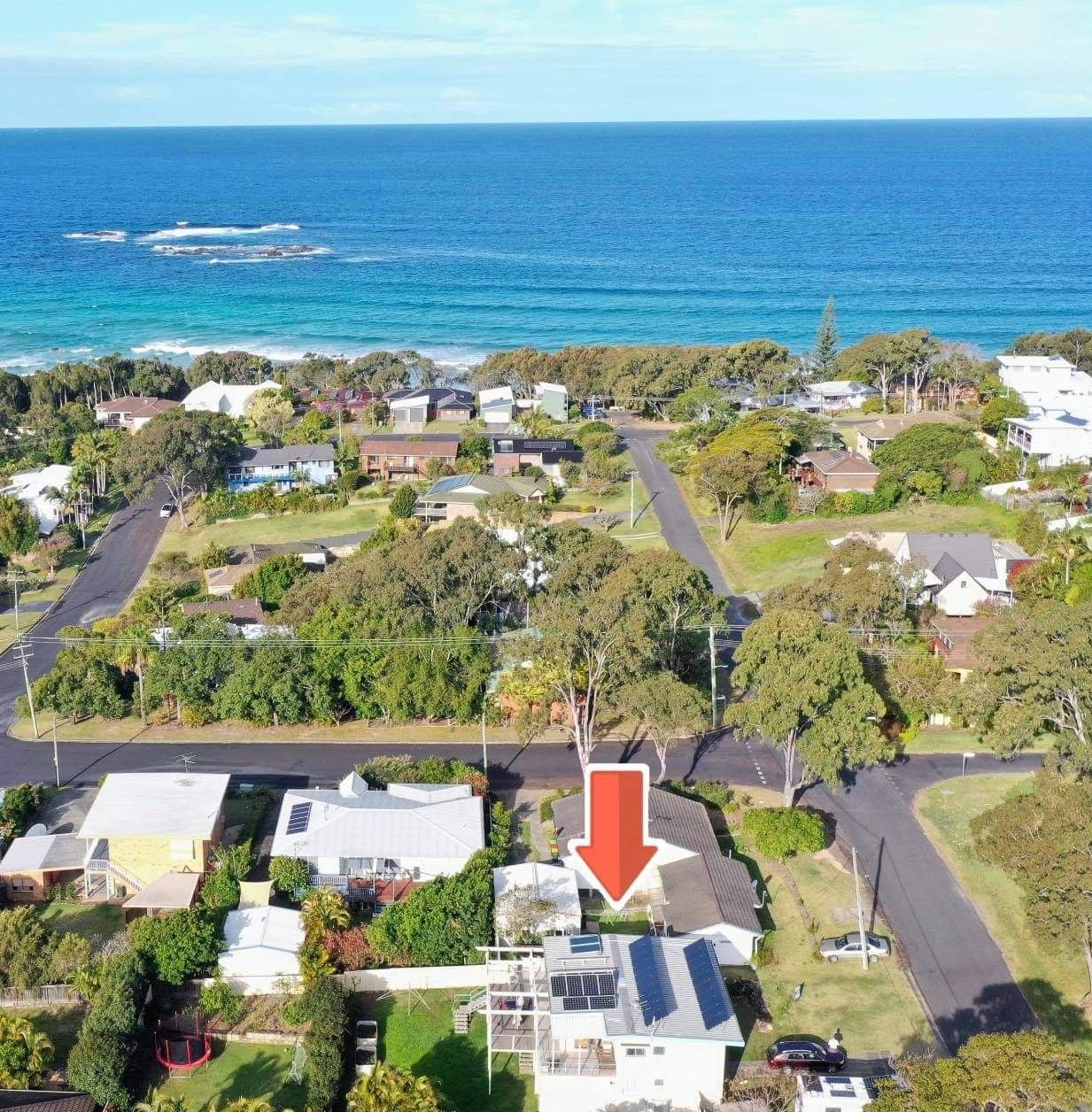 Beach House, Beachside suburb, walk to beach 5 minutes, hear the ocean at night, see the ocean from the rear deck.