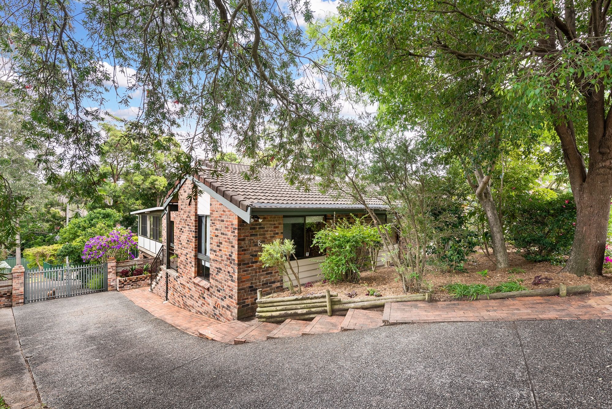 LARGE FAMILY HOME IN PEACEFUL CUL-DE-SAC