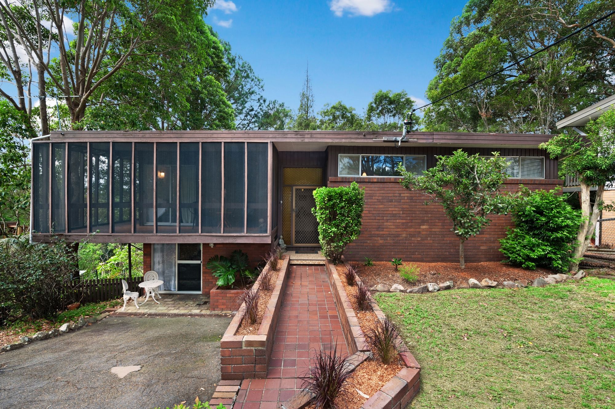 PRIVATE HIDEAWAY IN SOUGHT AFTER LOCATION!!