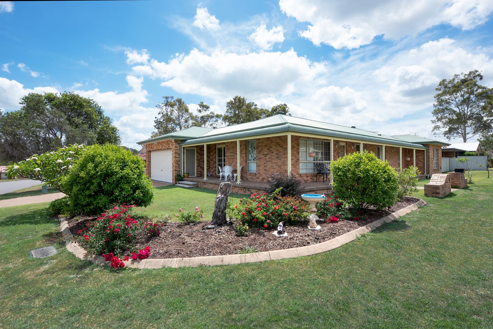 COUNTRY CHARM IN CONVENIENT LOCATION!
