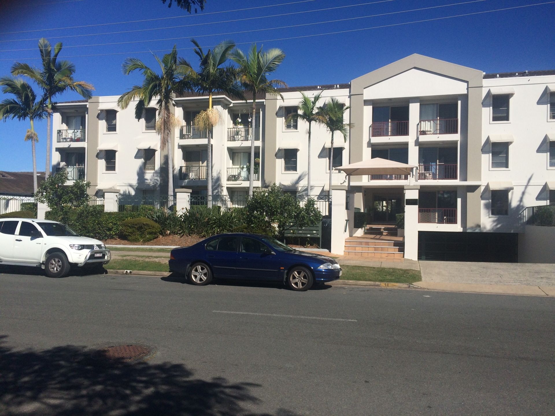 WATERFRONT BOUTIQUE GROUND FLOOR UNIT WITH FREEHOLD MARINA BERTH-RUNAWAY BAY