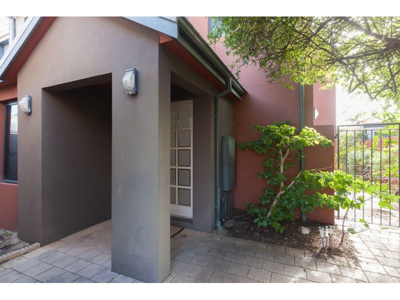 Two storey Executive Townhouse fully furnished in secure gated compound 5 km to Perth CBD. Short (3-5 min) walk to the golf course and Swan River.